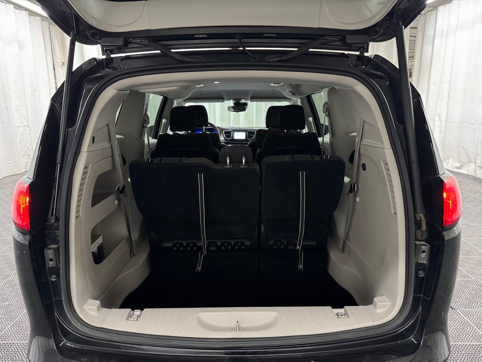 Thumbnail: 2023 Chrysler Voyager - 7