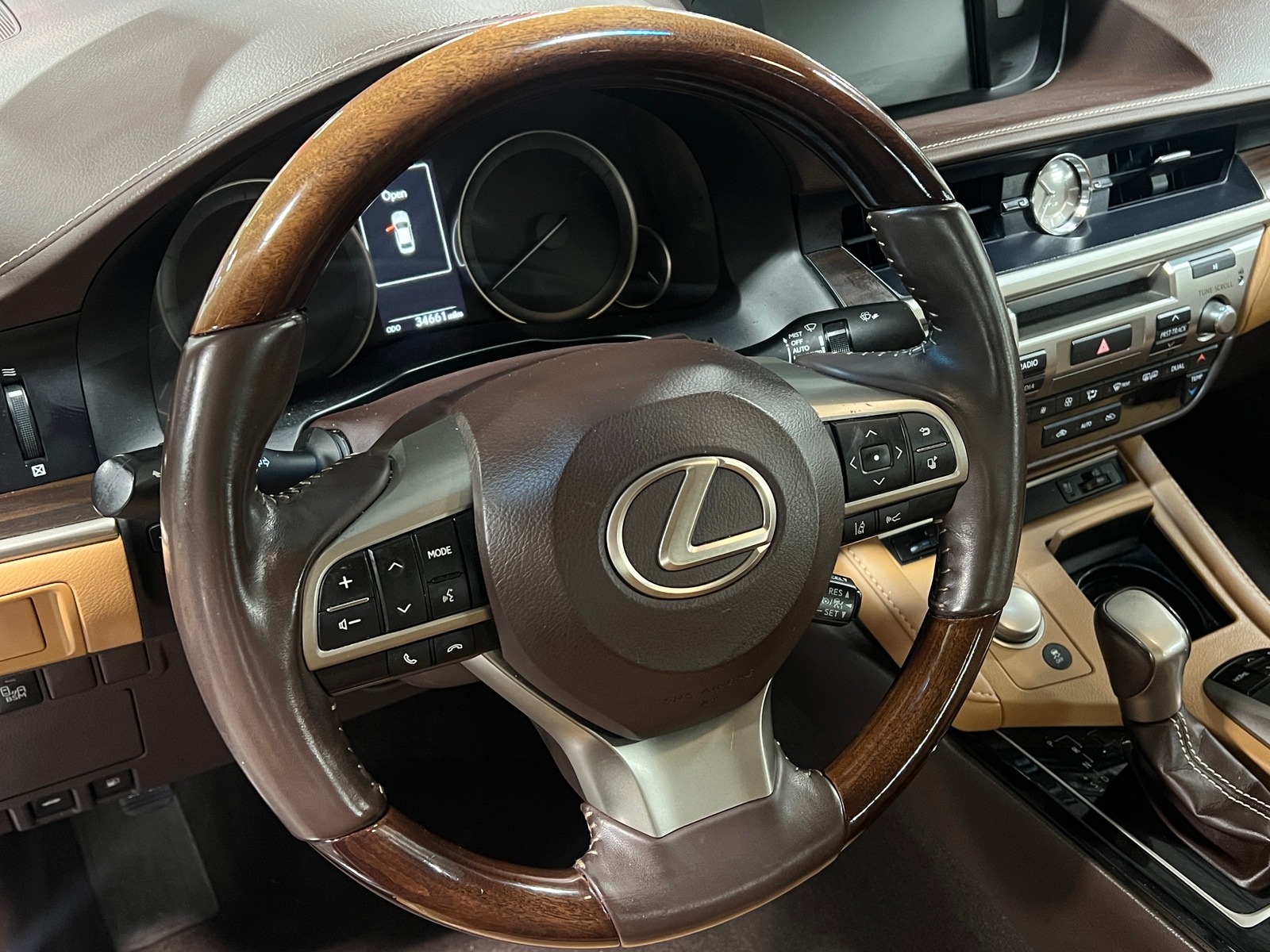 Thumbnail: 2017 Lexus ES - 4