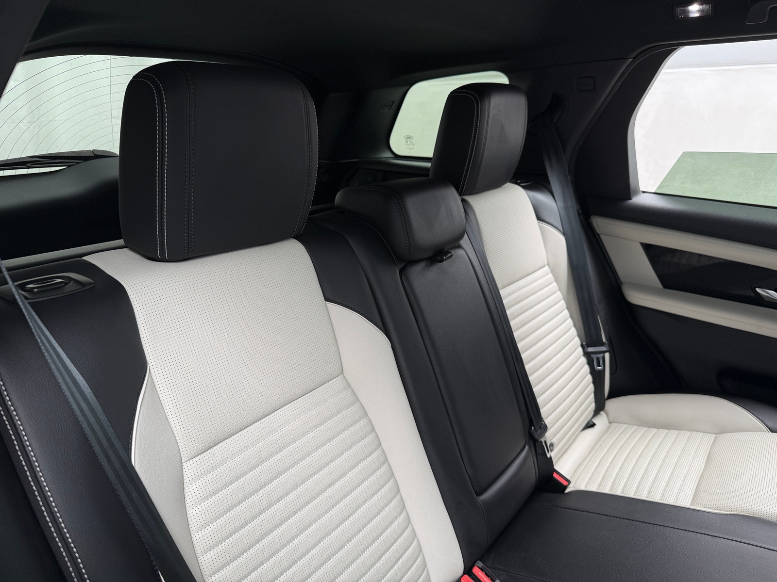 Thumbnail: 2023 Land Rover Discovery Sport - 5
