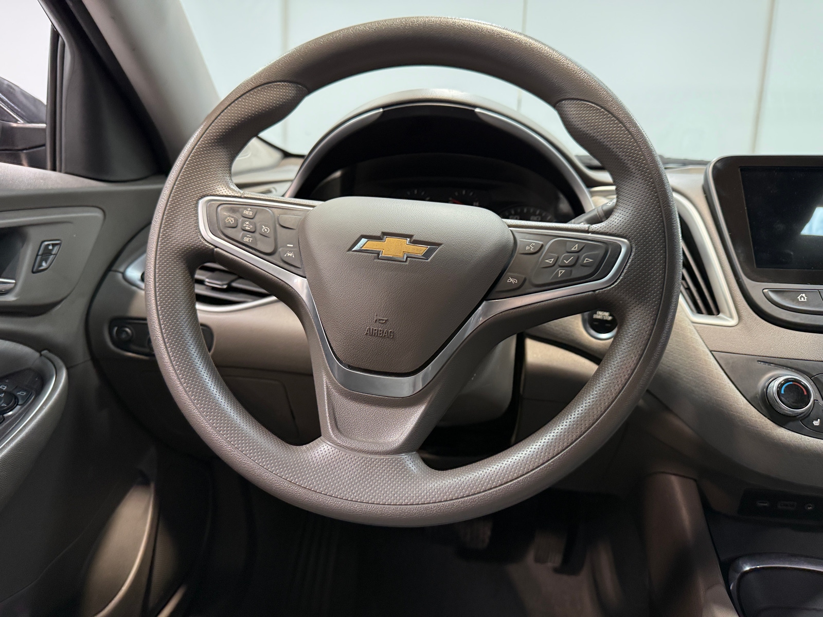 Thumbnail: 2022 Chevrolet Malibu - 5