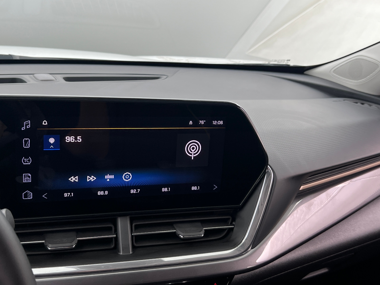 Thumbnail: 2025 Chevrolet Trax - 3