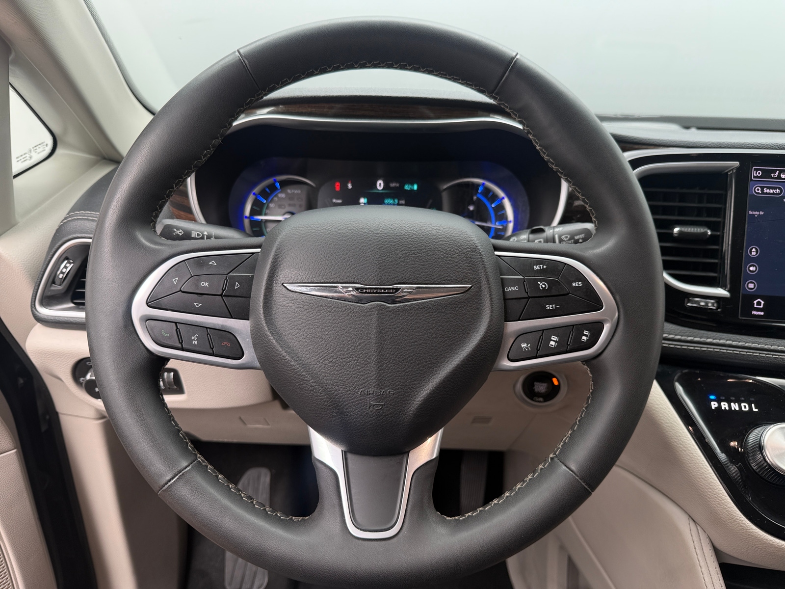 Thumbnail: 2023 Chrysler Pacifica - 4