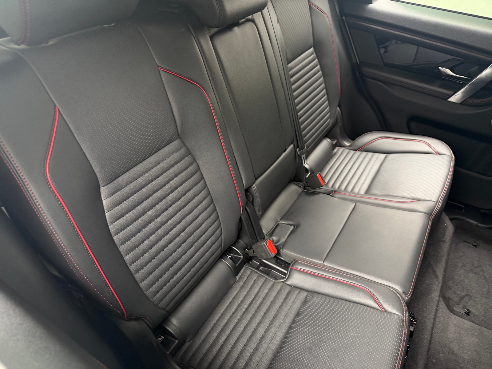 Thumbnail: 2023 Land Rover Discovery Sport - 6