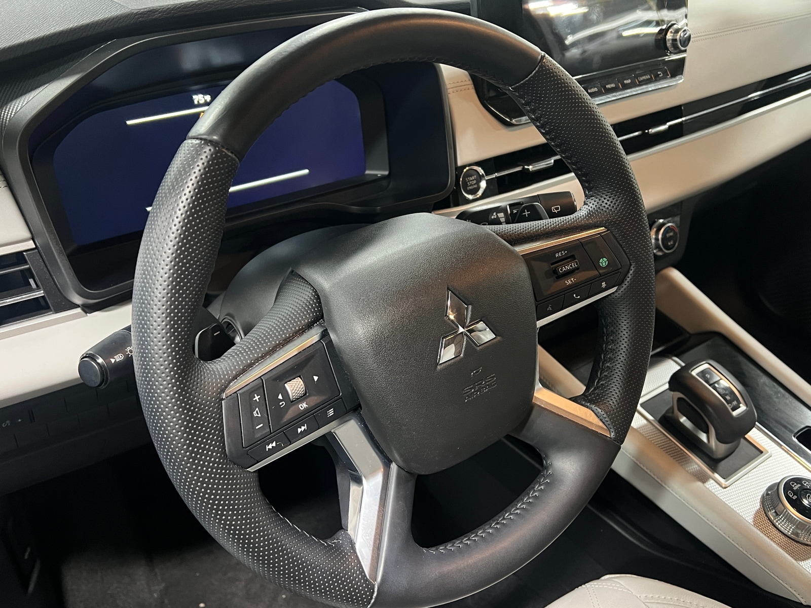Thumbnail: 2024 Mitsubishi Outlander - 4