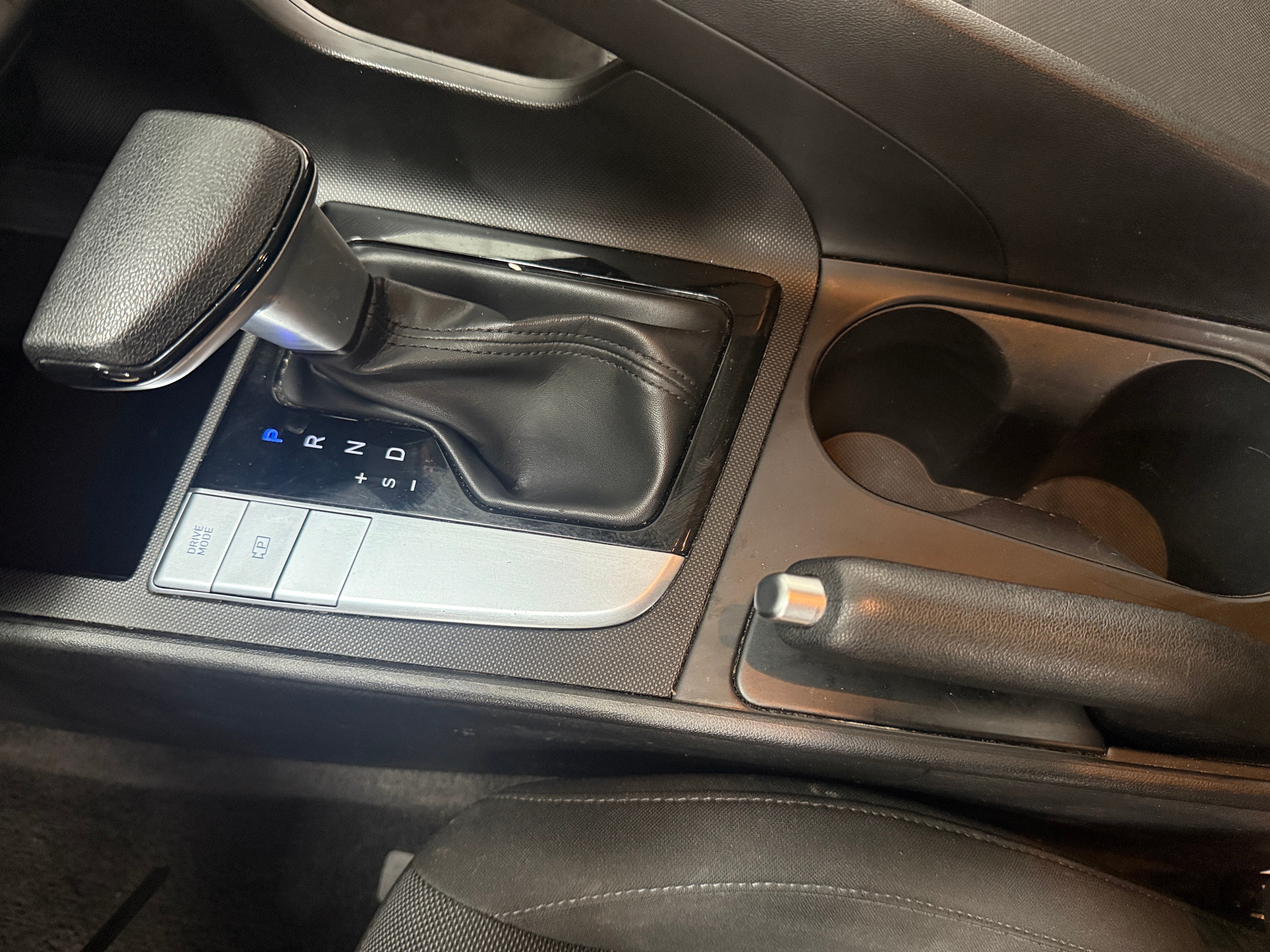 2024 Hyundai Elantra SE - Photo 3