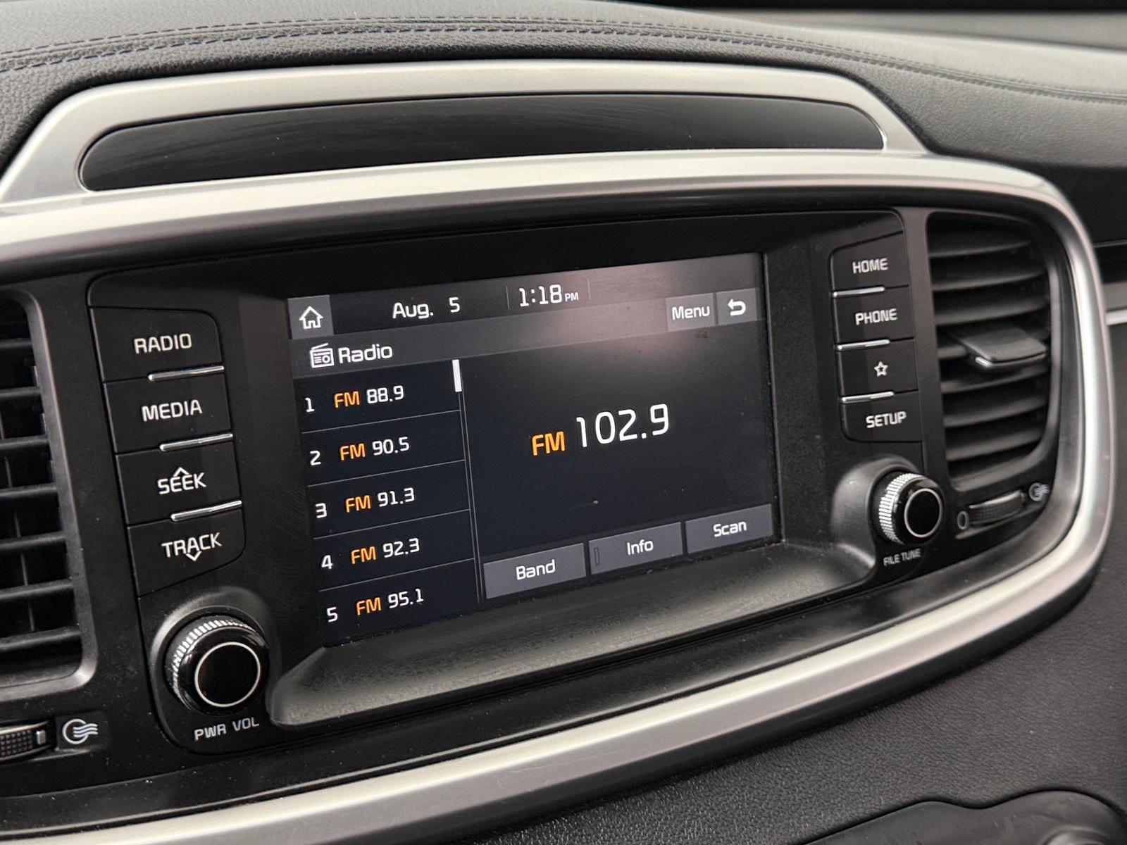 Thumbnail: 2019 Kia Sorento - 4