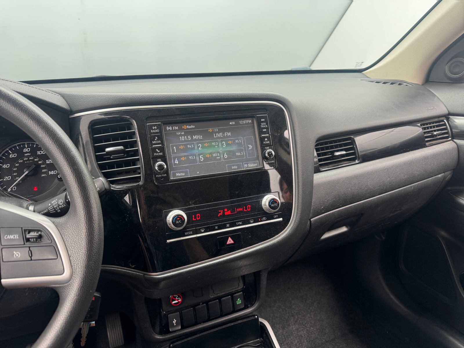 Thumbnail: 2020 Mitsubishi Outlander - 4