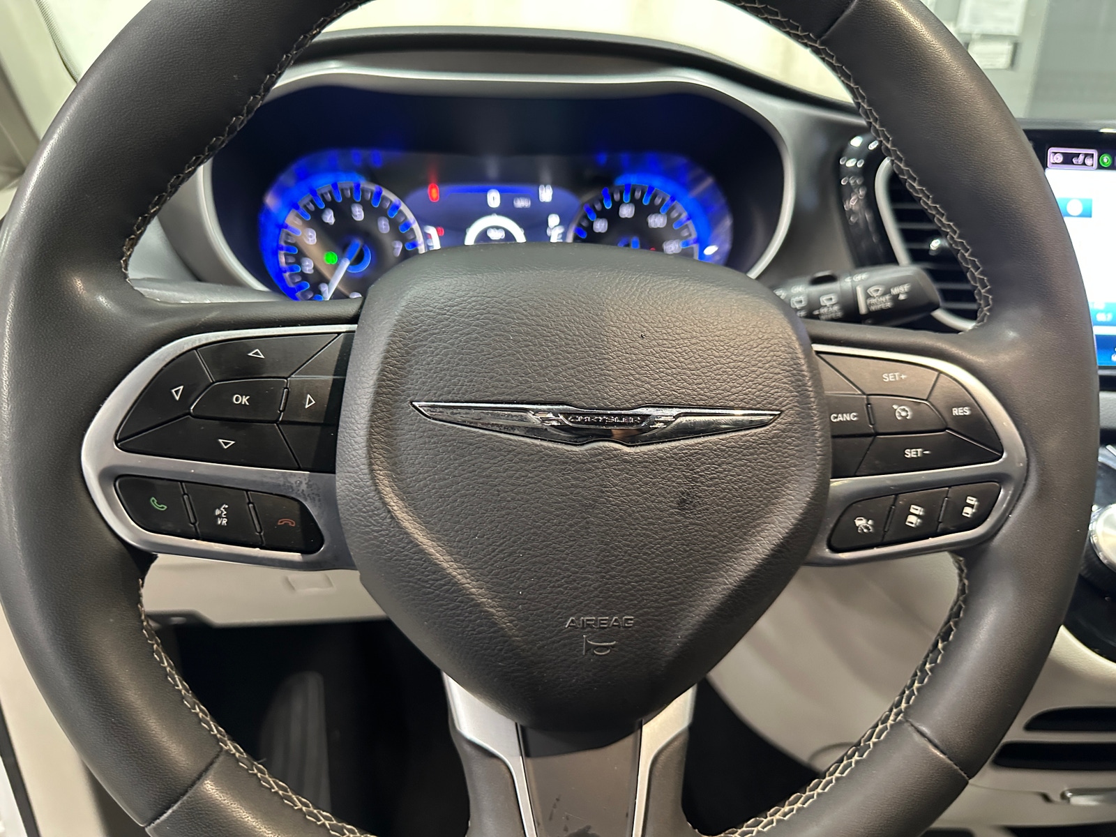 Thumbnail: 2023 Chrysler Pacifica - 4