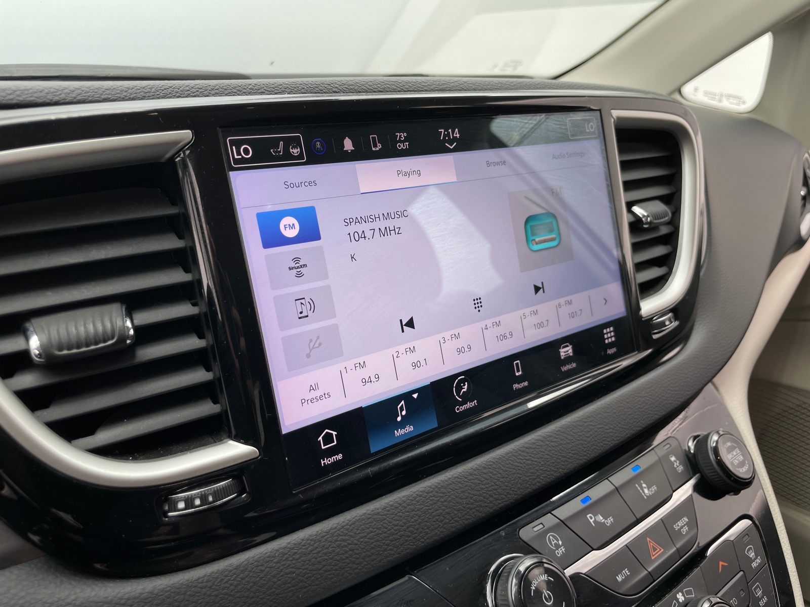 Thumbnail: 2023 Chrysler Pacifica - 3