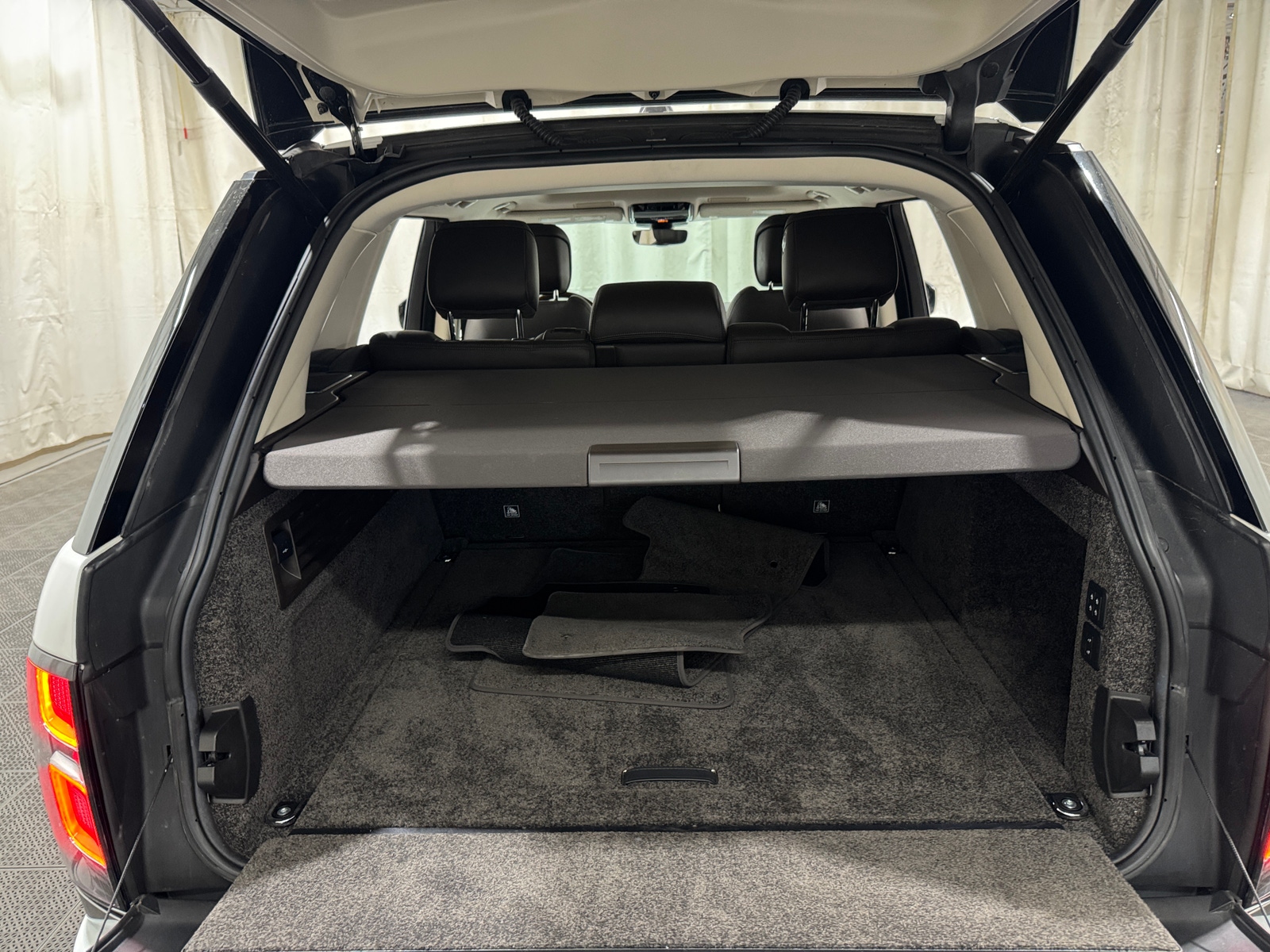 Thumbnail: 2021 Land Rover Range Rover - 6