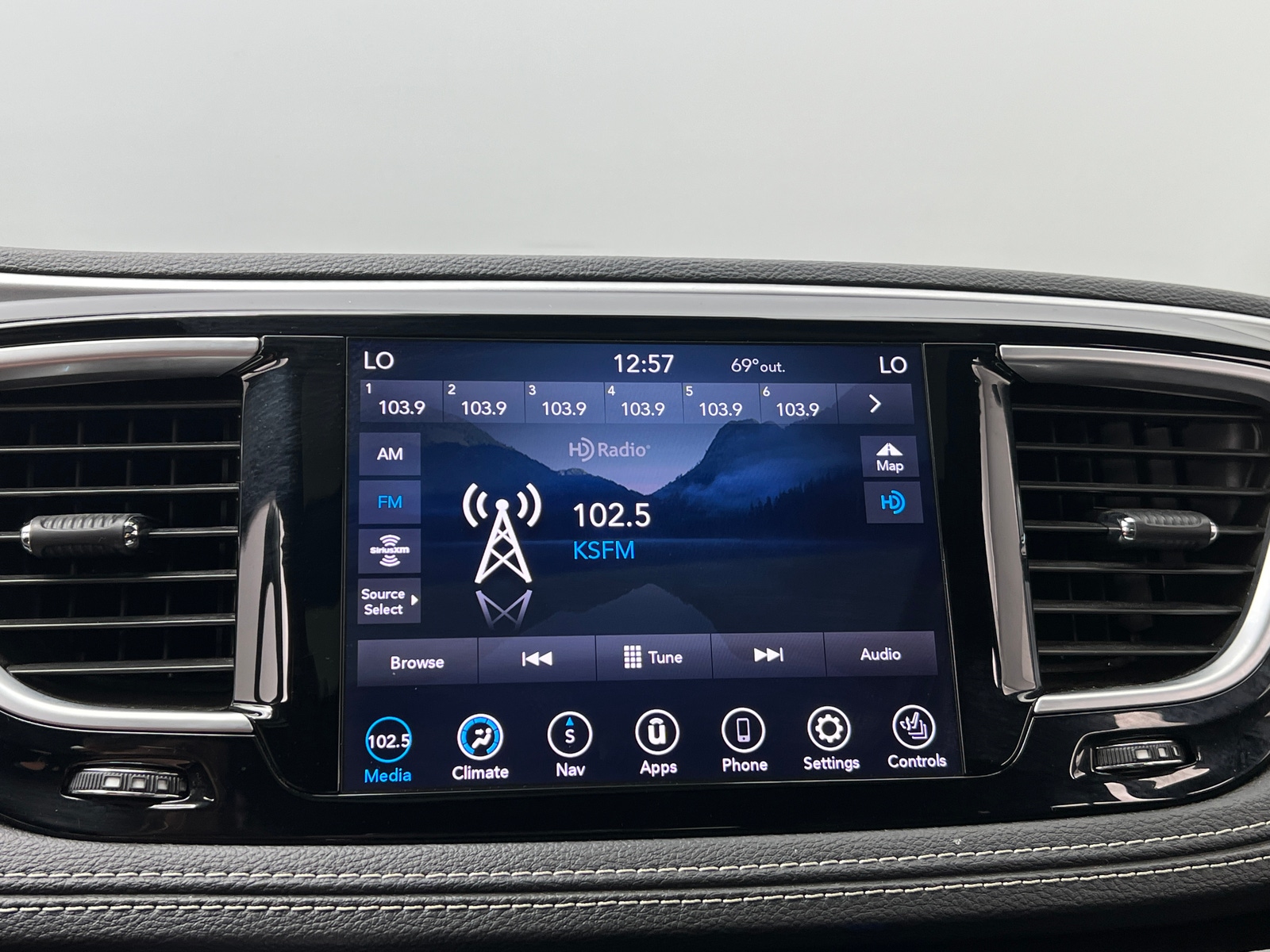 Thumbnail: 2020 Chrysler Pacifica - 3