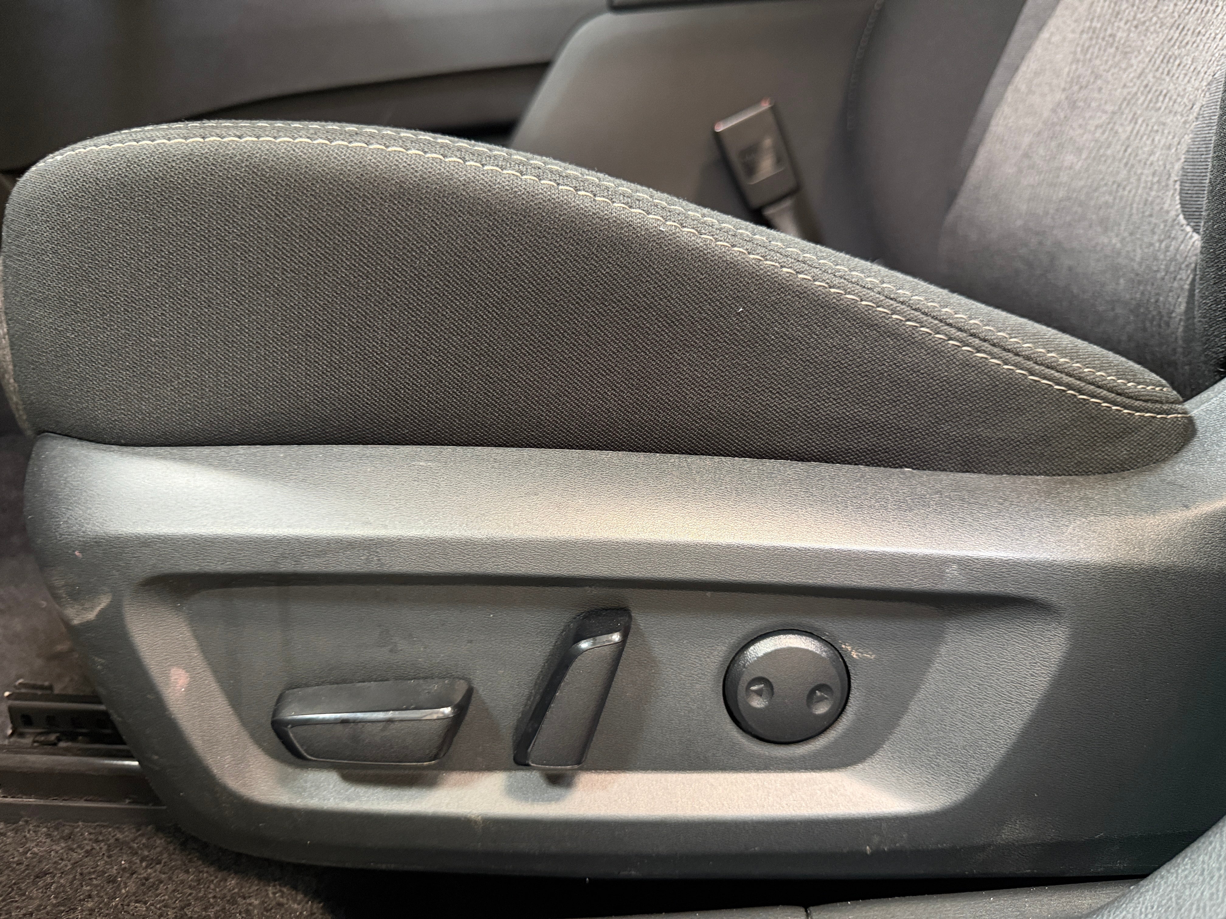2025 Nissan Rogue SV - Photo 11