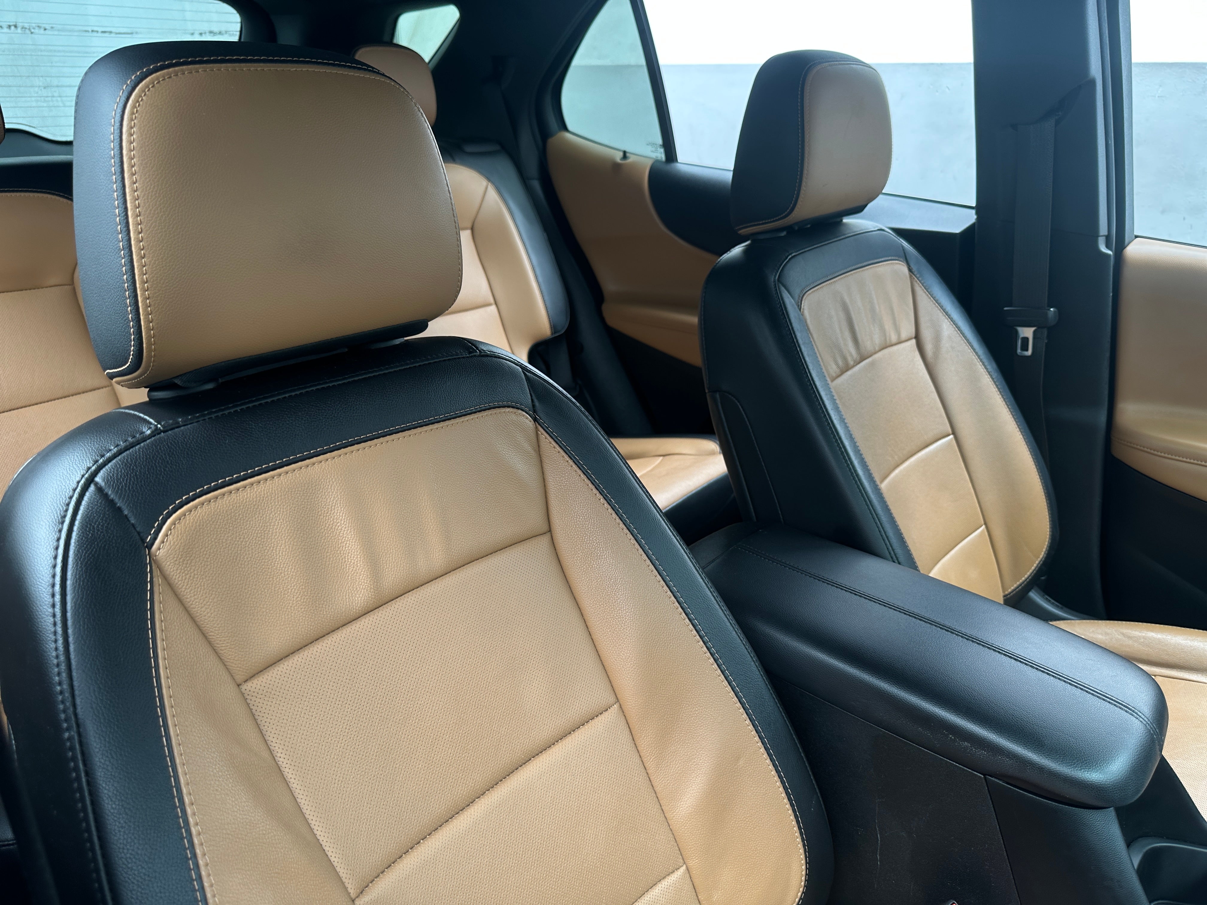 Used 2018 Chevrolet Equinox Premier with VIN 2GNAXMEV1J6264985 for sale in Pewaukee, WI