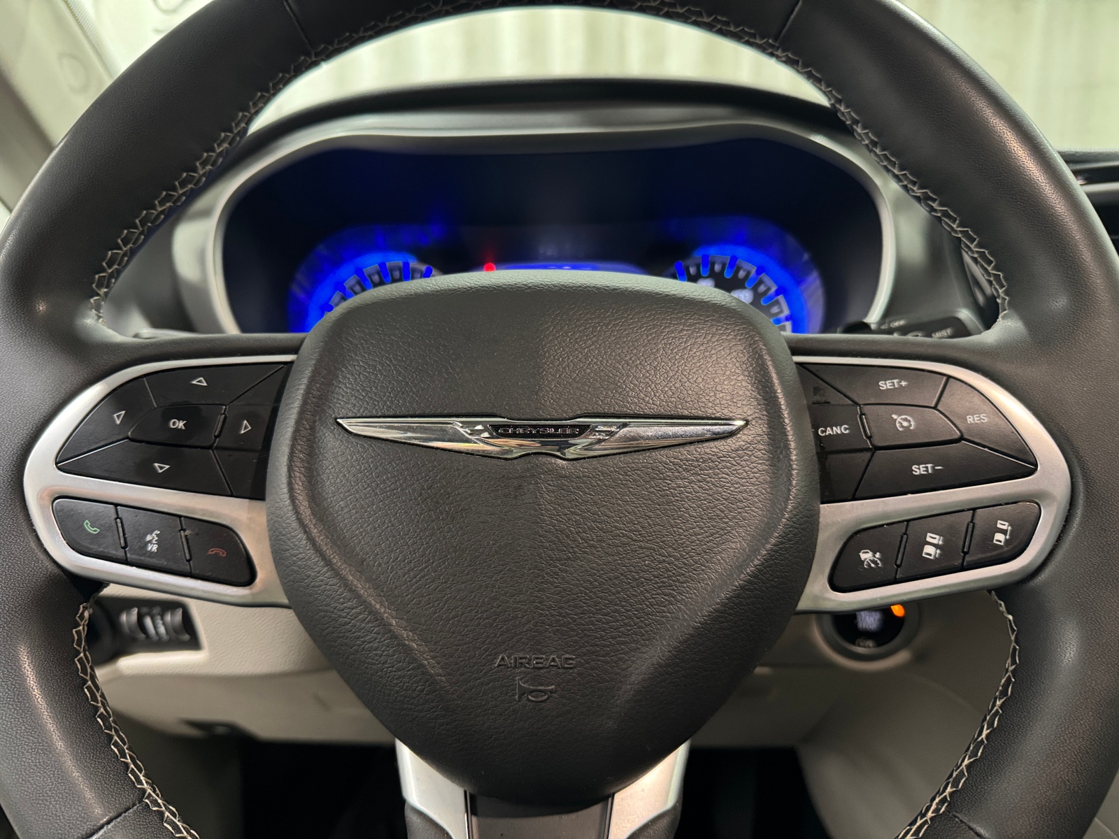 Thumbnail: 2023 Chrysler Pacifica - 4