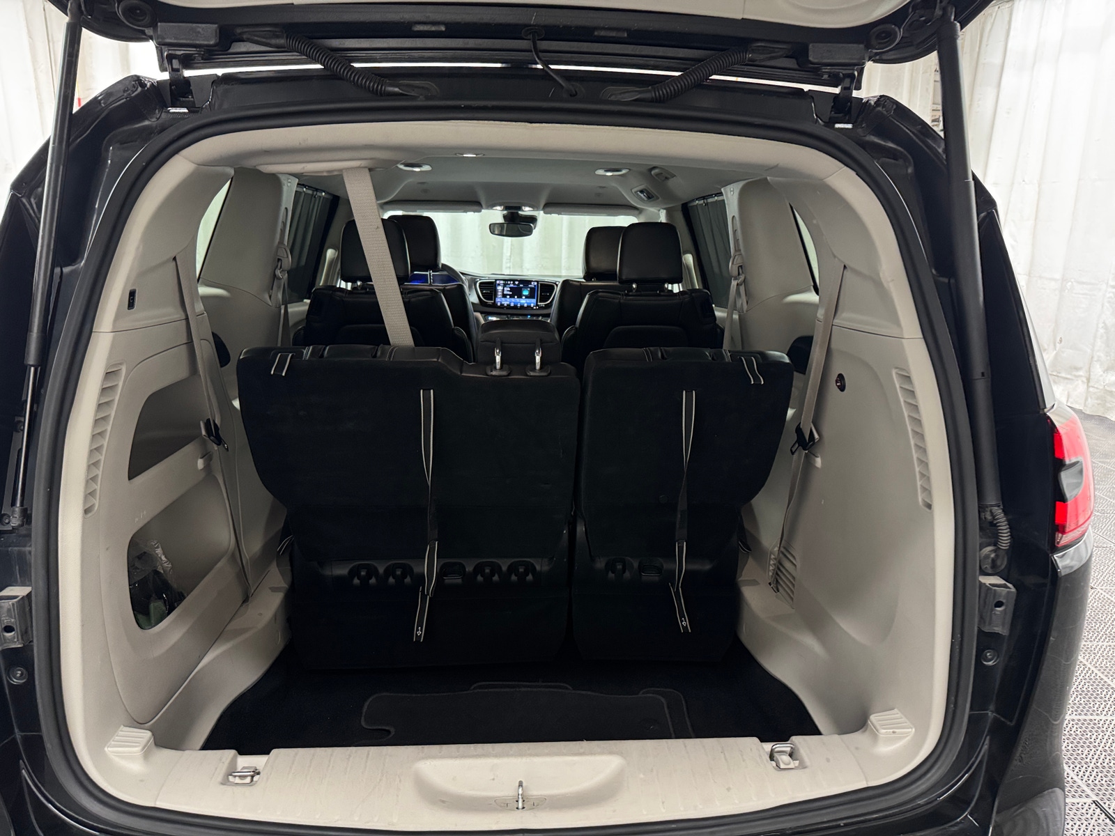Thumbnail: 2023 Chrysler Pacifica - 6
