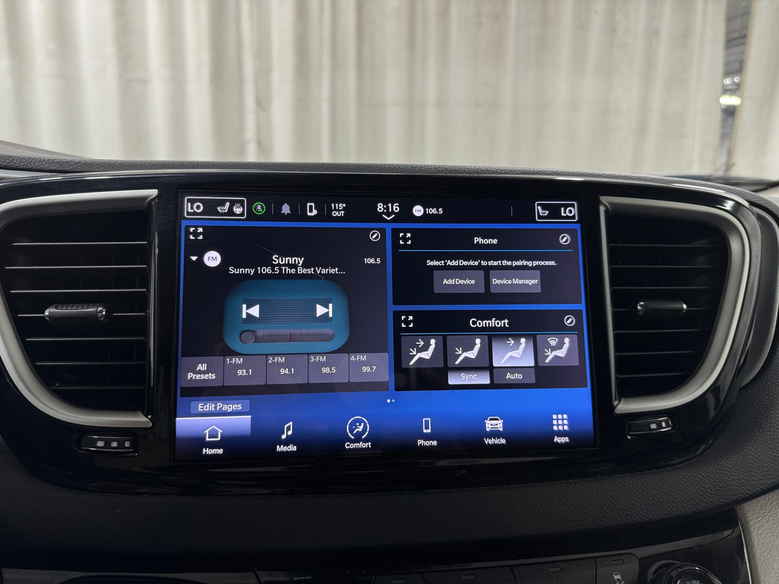 Thumbnail: 2023 Chrysler Pacifica - 3