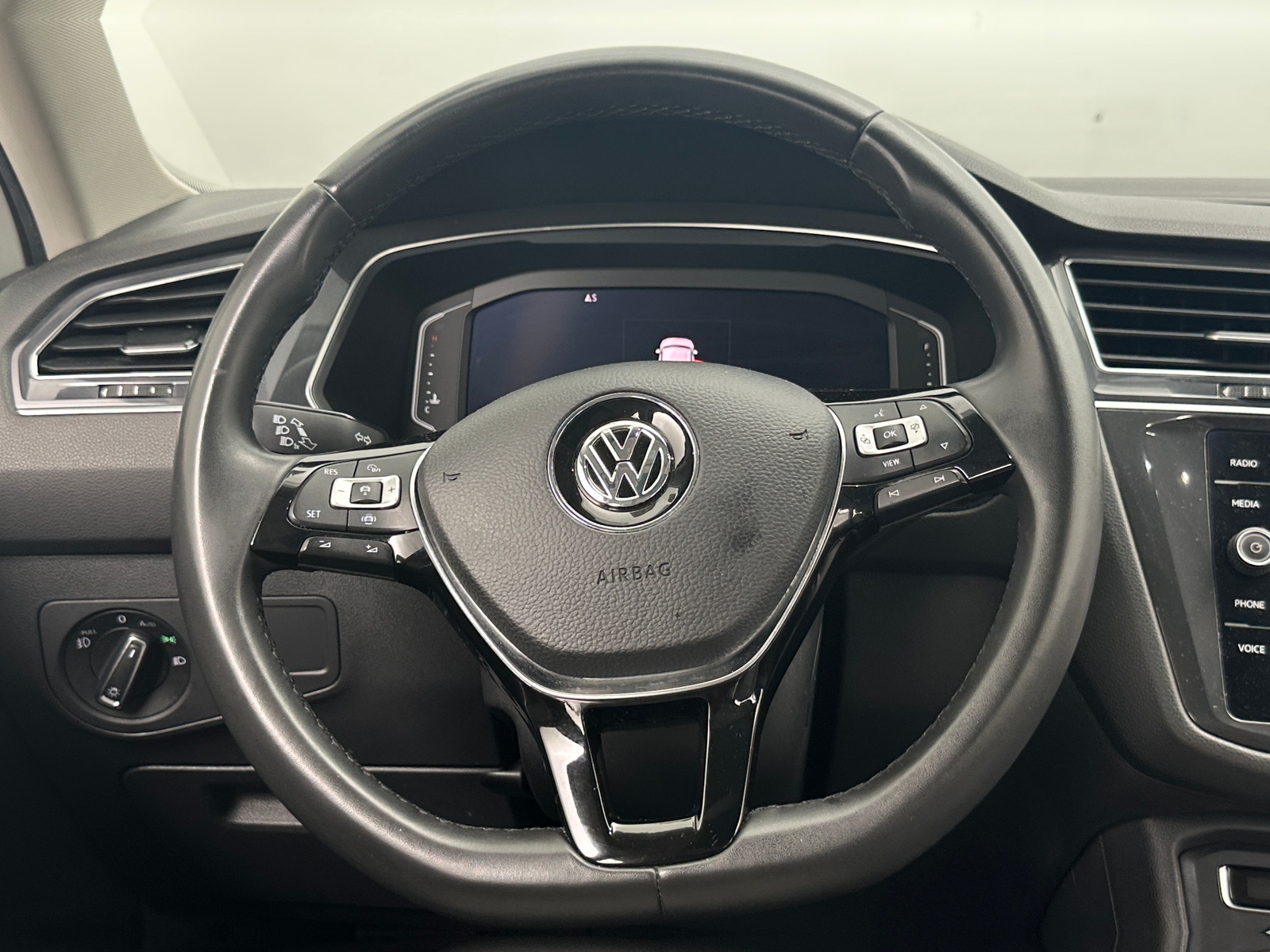 Thumbnail: 2020 Volkswagen Tiguan - 4