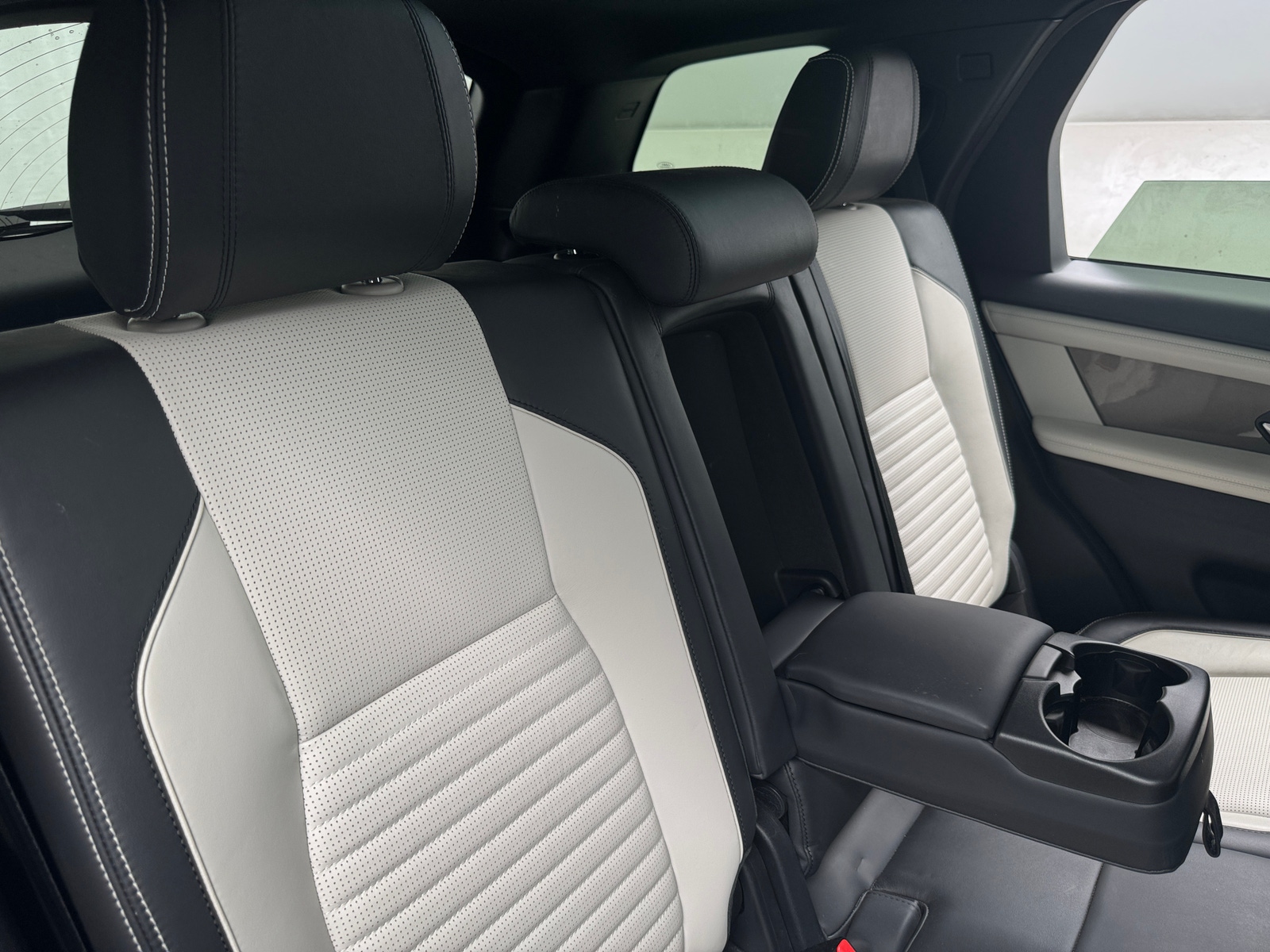 Thumbnail: 2020 Land Rover Discovery Sport - 5