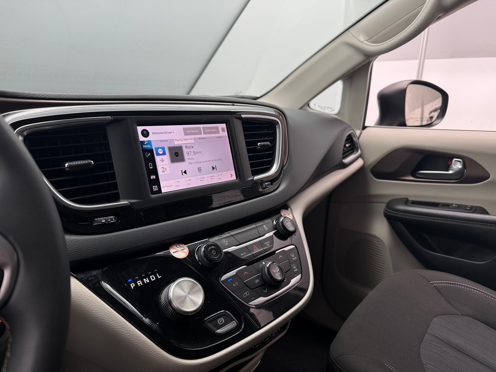 Thumbnail: 2023 Chrysler Voyager - 4