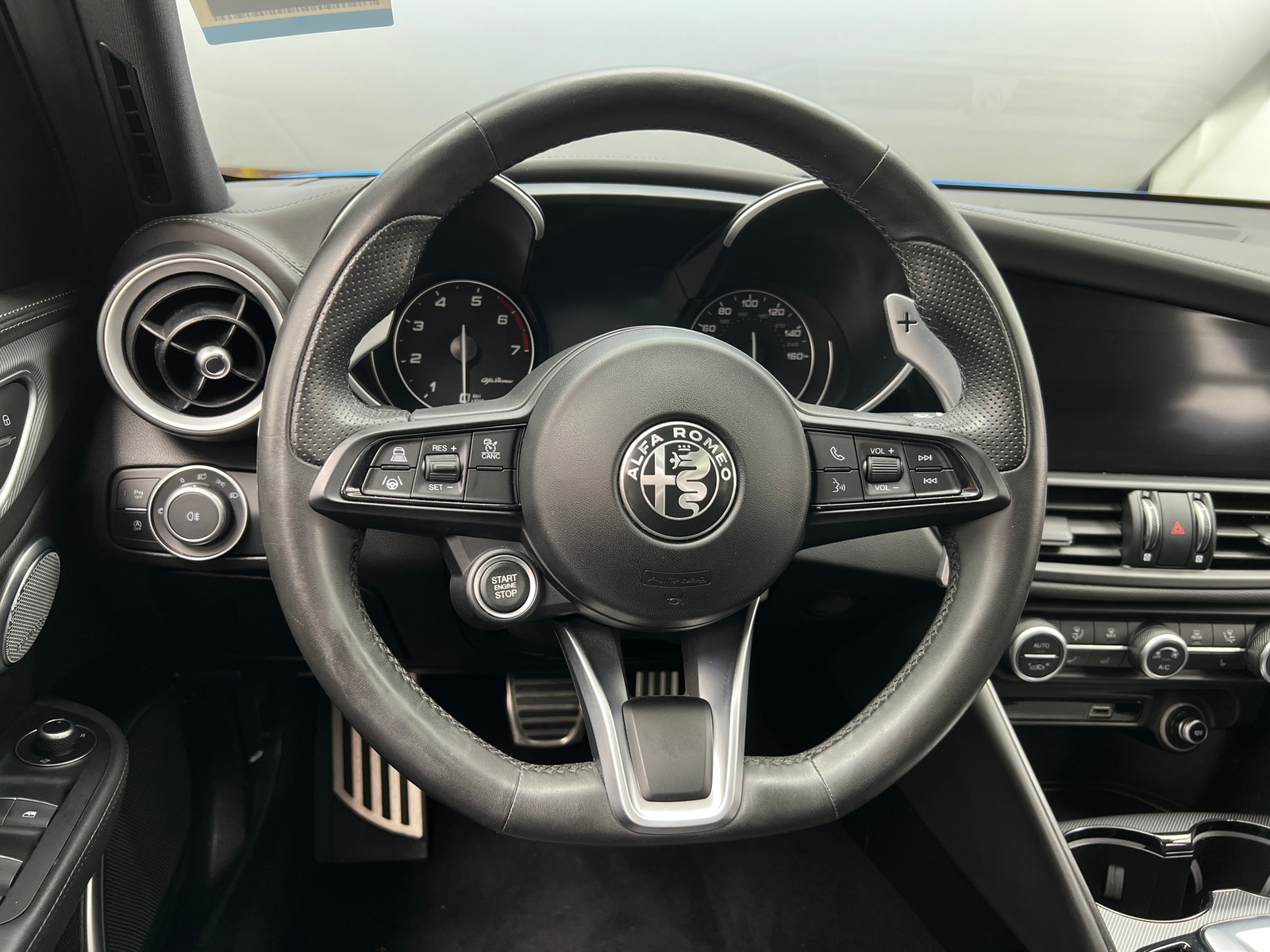 Thumbnail: 2022 Alfa Romeo Giulia - 4
