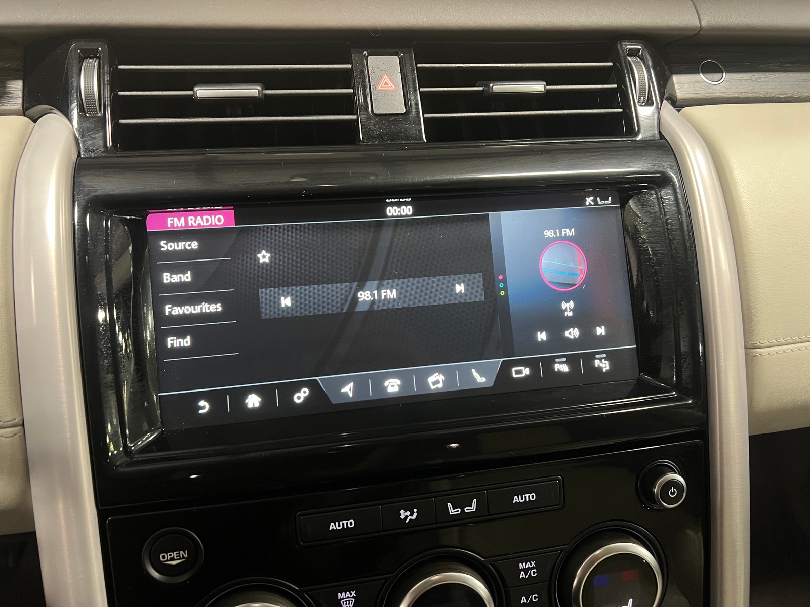 Thumbnail: 2019 Land Rover Discovery - 3