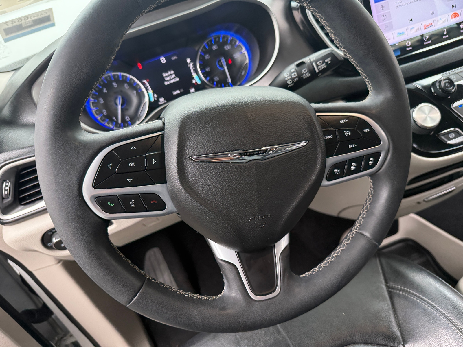 Thumbnail: 2022 Chrysler Pacifica - 4