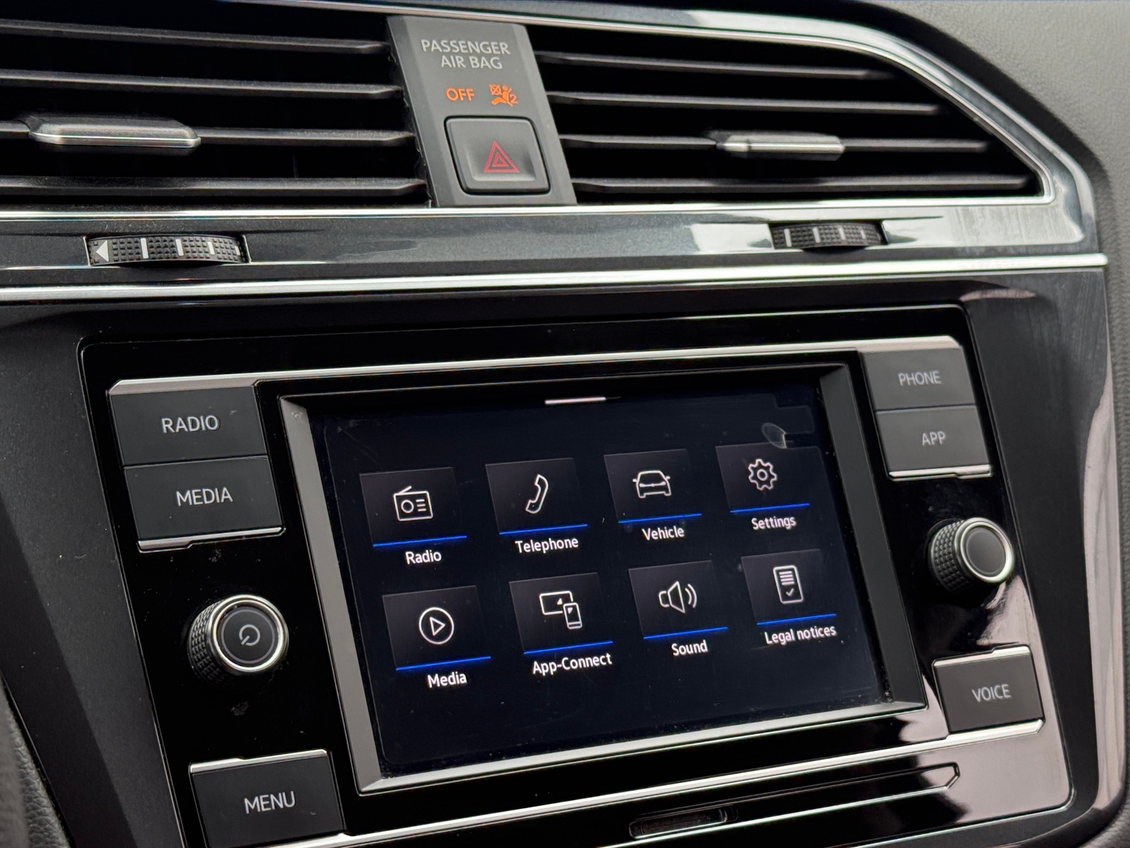 Thumbnail: 2022 Volkswagen Tiguan - 4