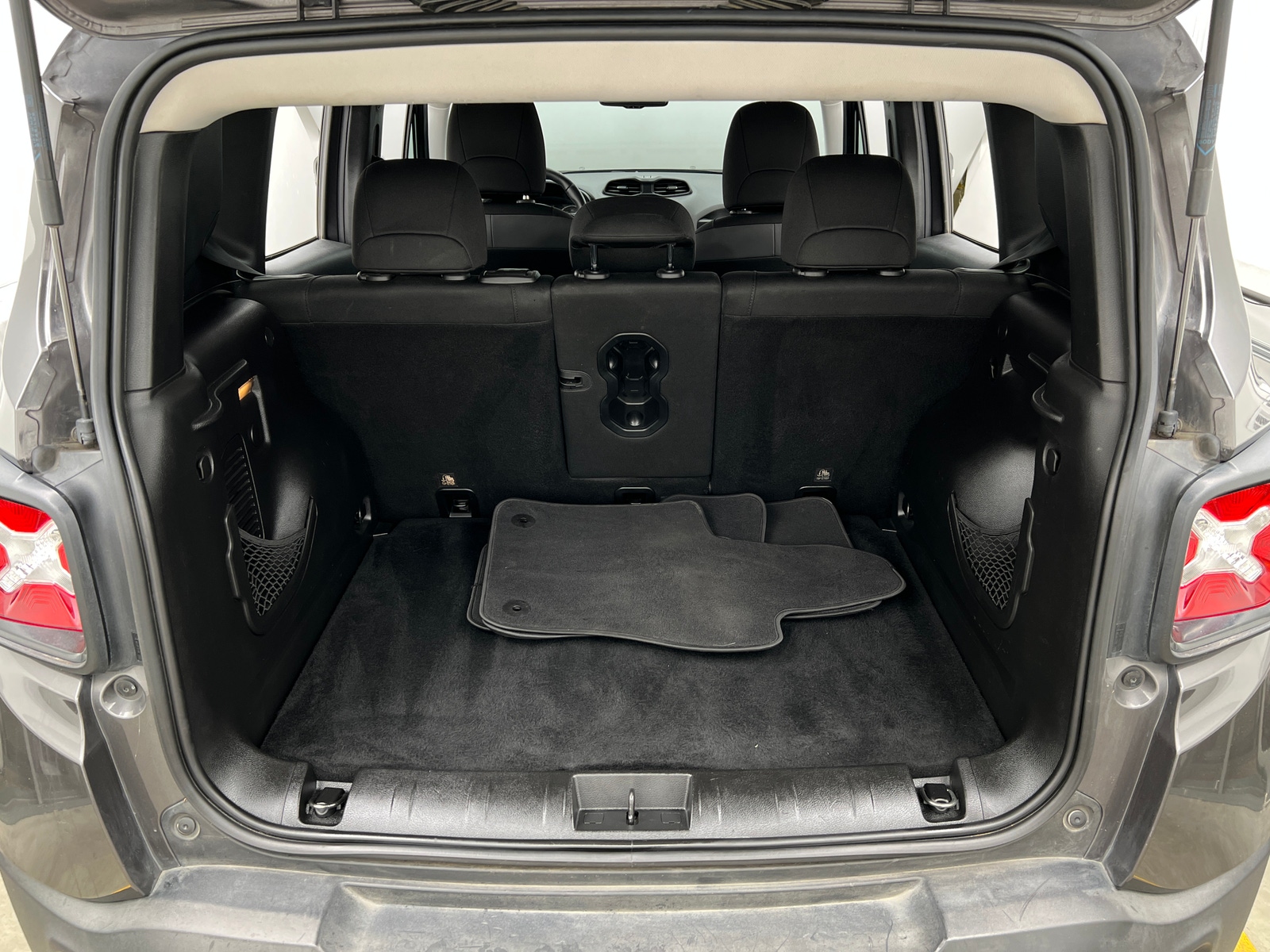 Thumbnail: 2019 Jeep Renegade - 7
