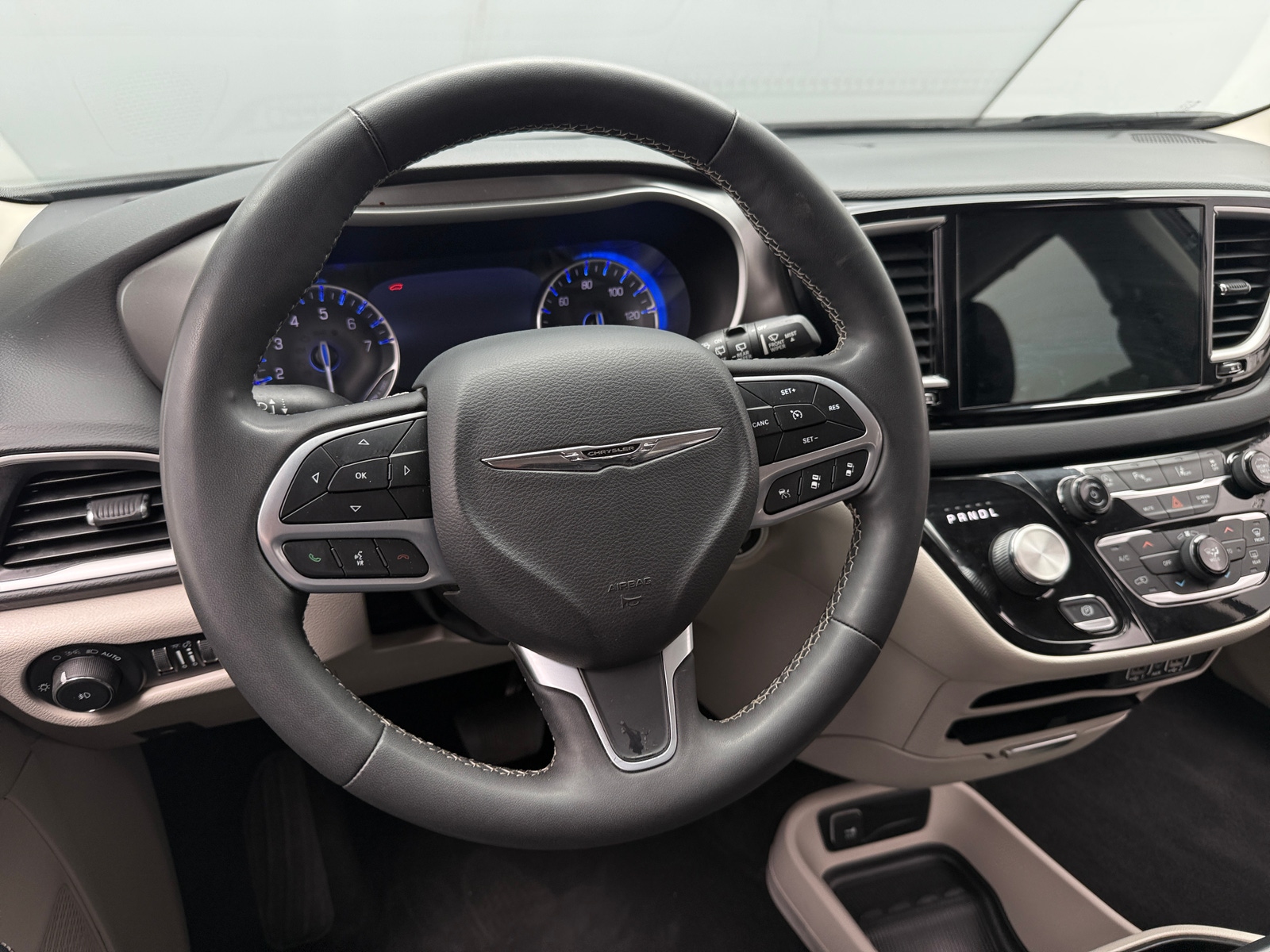 Thumbnail: 2023 Chrysler Pacifica - 4