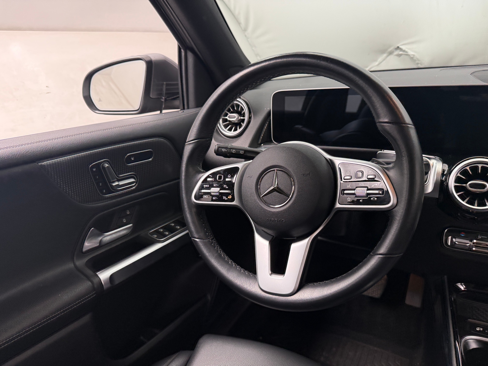 Thumbnail: 2021 Mercedes-Benz GLB - 4