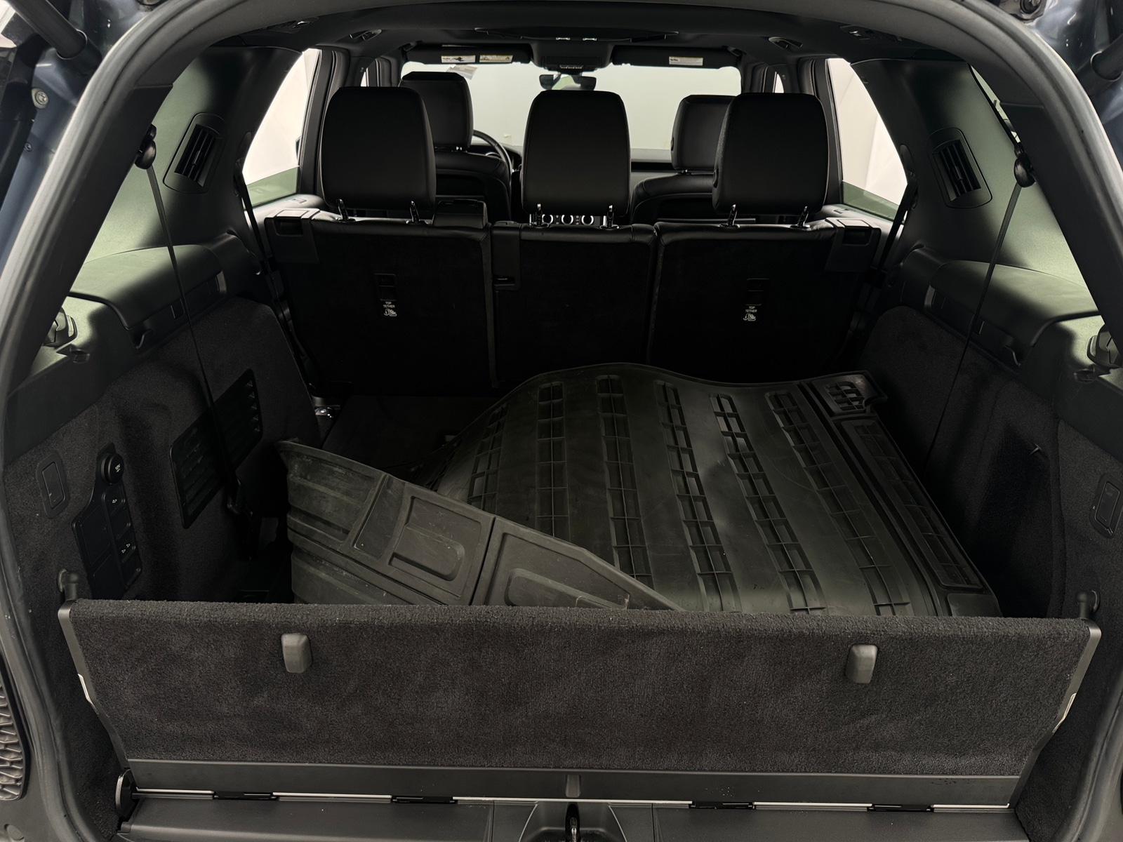 Thumbnail: 2020 Land Rover Discovery - 6