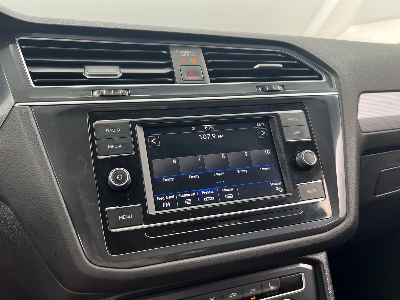 Thumbnail: 2023 Volkswagen Tiguan - 4