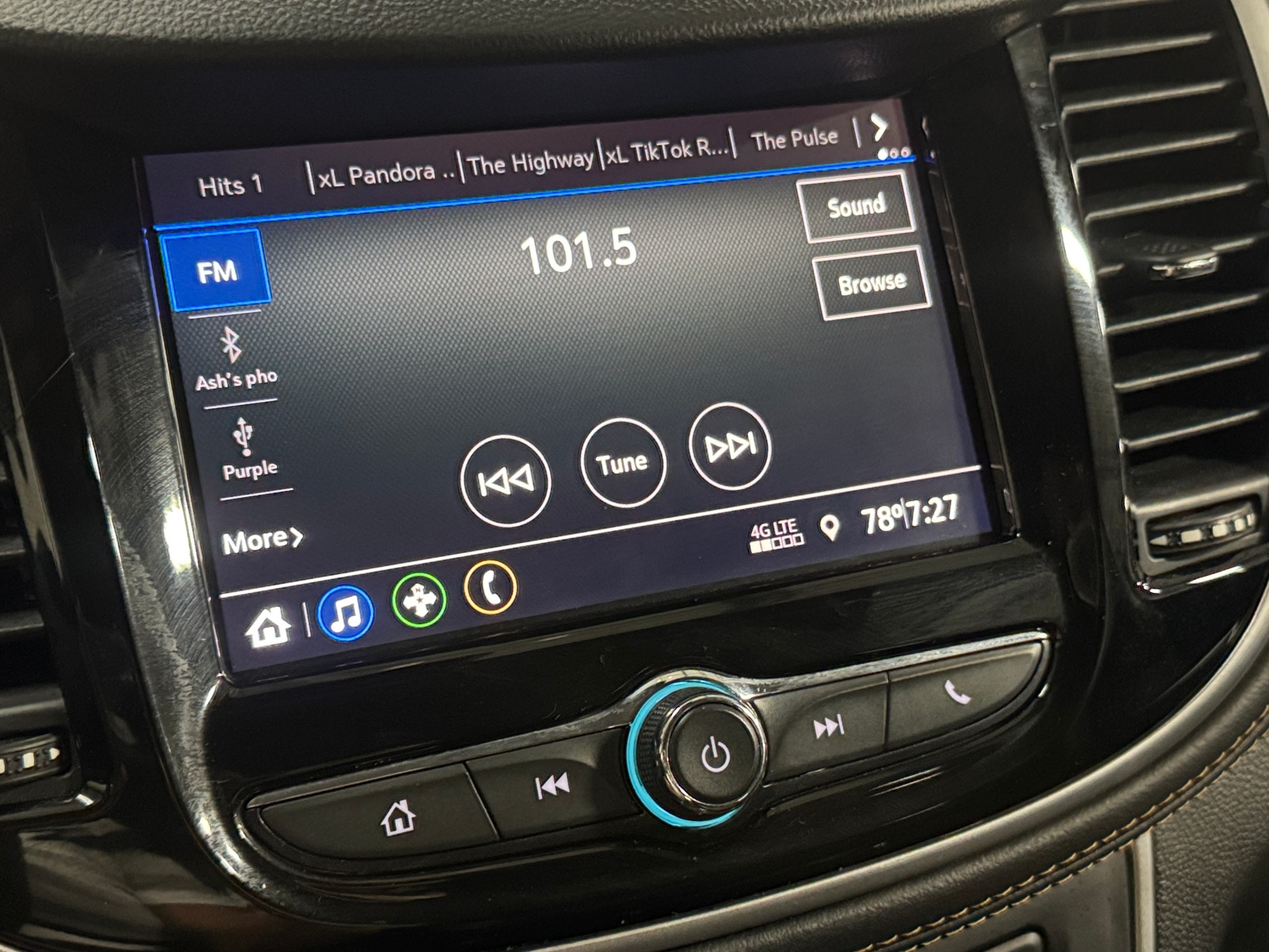 Thumbnail: 2022 Chevrolet Trax - 3