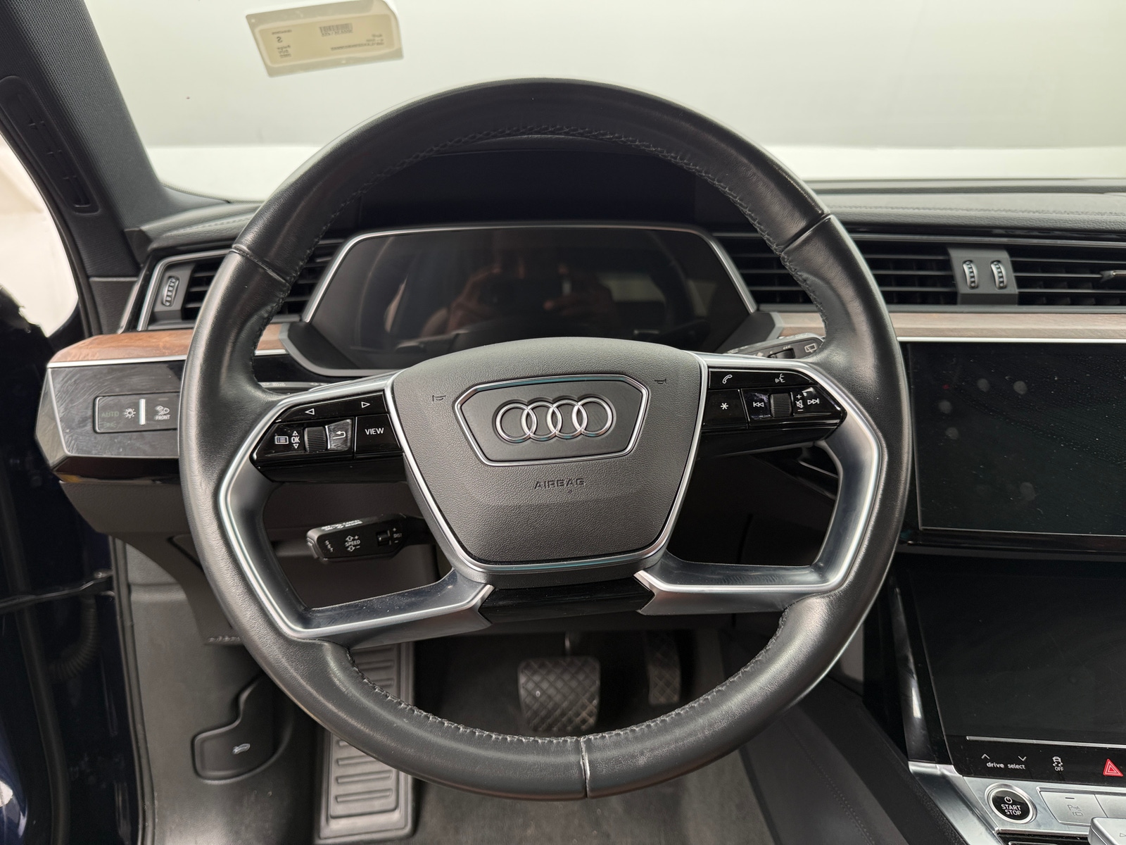 Thumbnail: 2022 Audi e-tron - 4