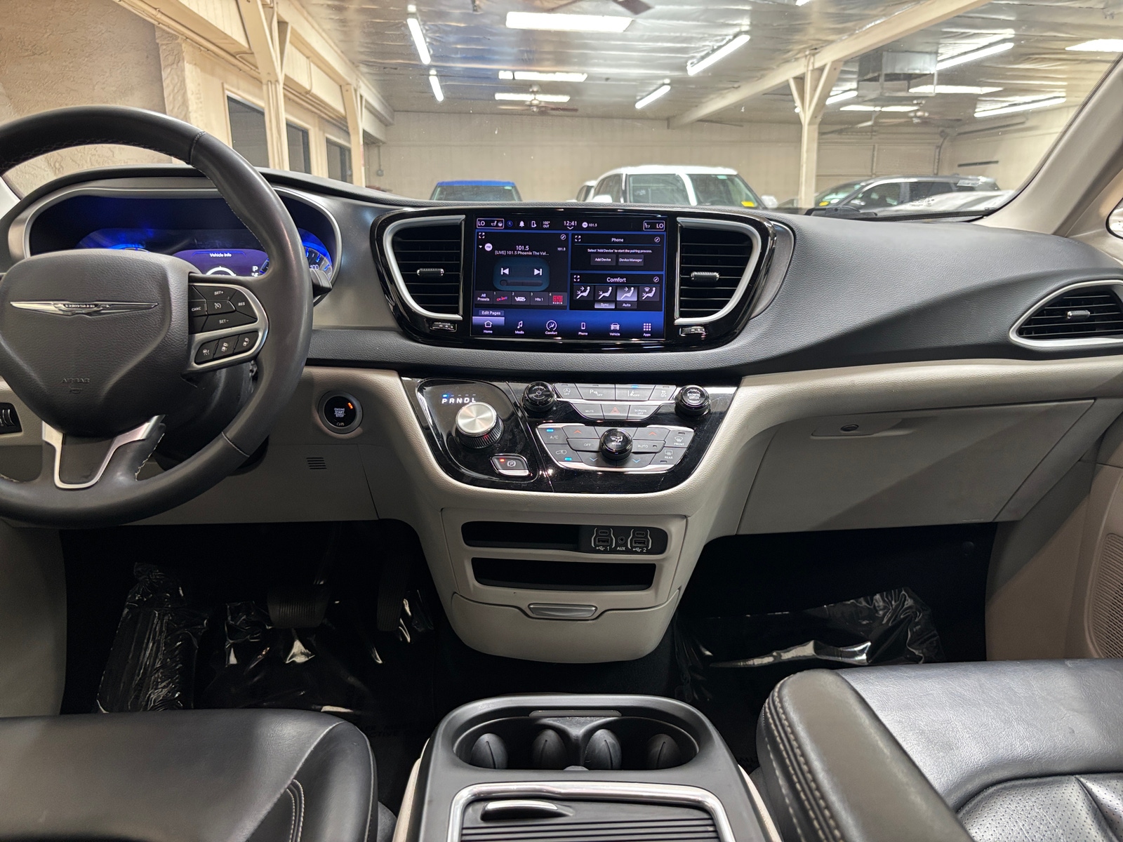 Thumbnail: 2023 Chrysler Pacifica - 3