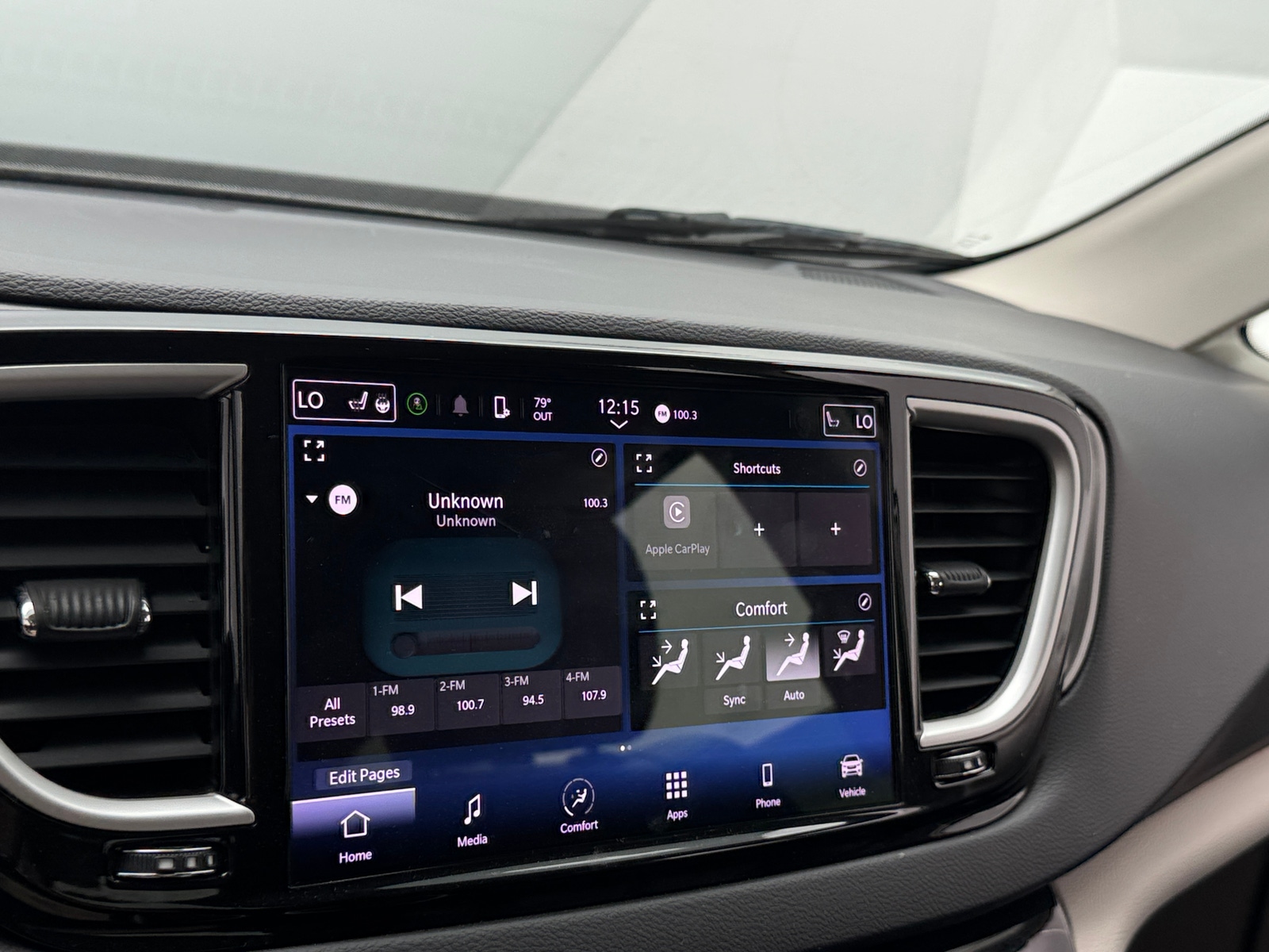 Thumbnail: 2023 Chrysler Pacifica - 3
