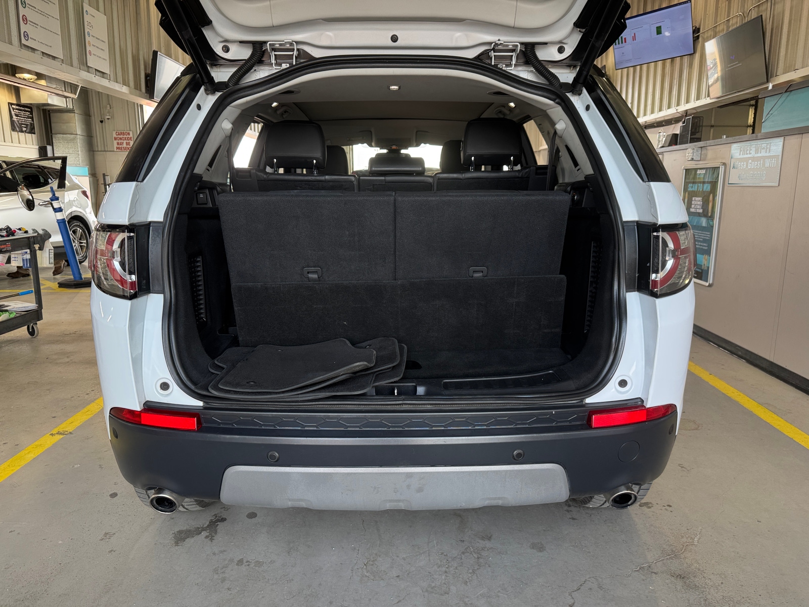 Thumbnail: 2018 Land Rover Discovery Sport - 6