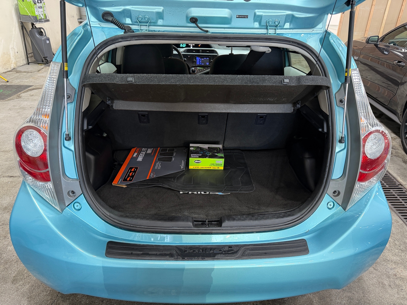 Thumbnail: 2012 Toyota Prius c - 7