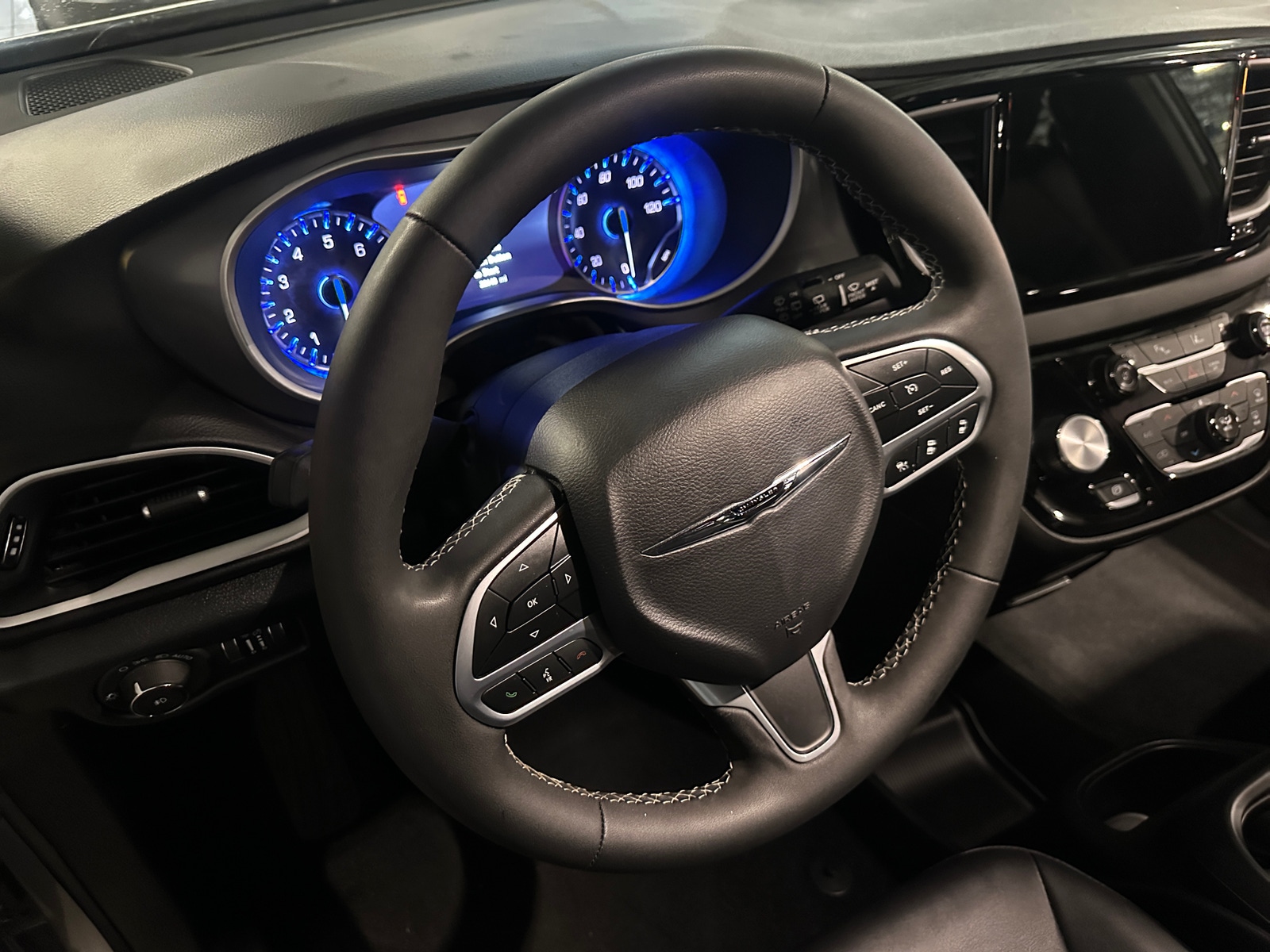 Thumbnail: 2026 Chrysler Pacifica - 4