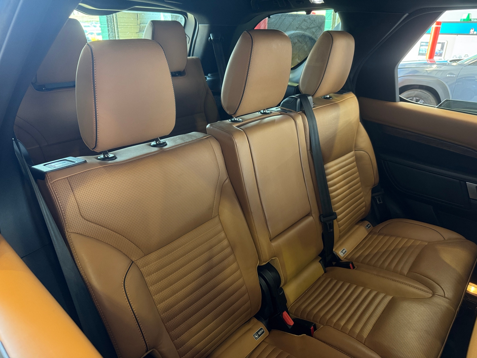 Thumbnail: 2020 Land Rover Discovery - 5