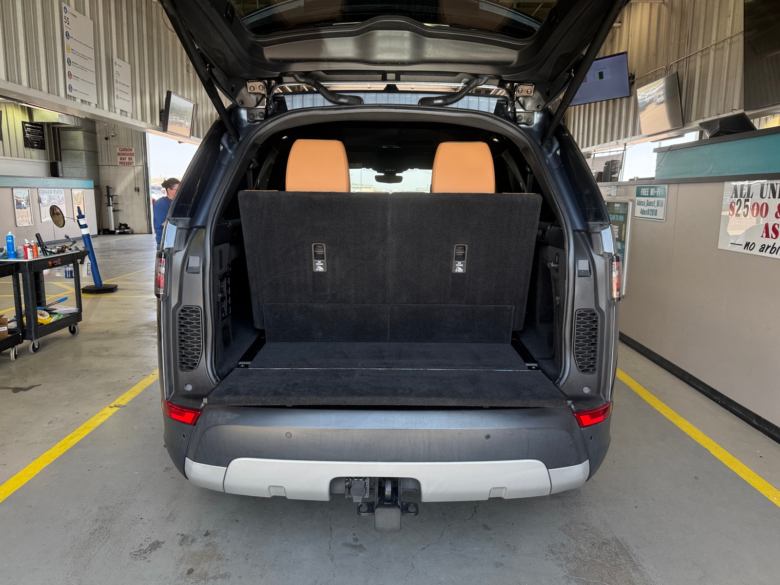 Thumbnail: 2020 Land Rover Discovery - 6