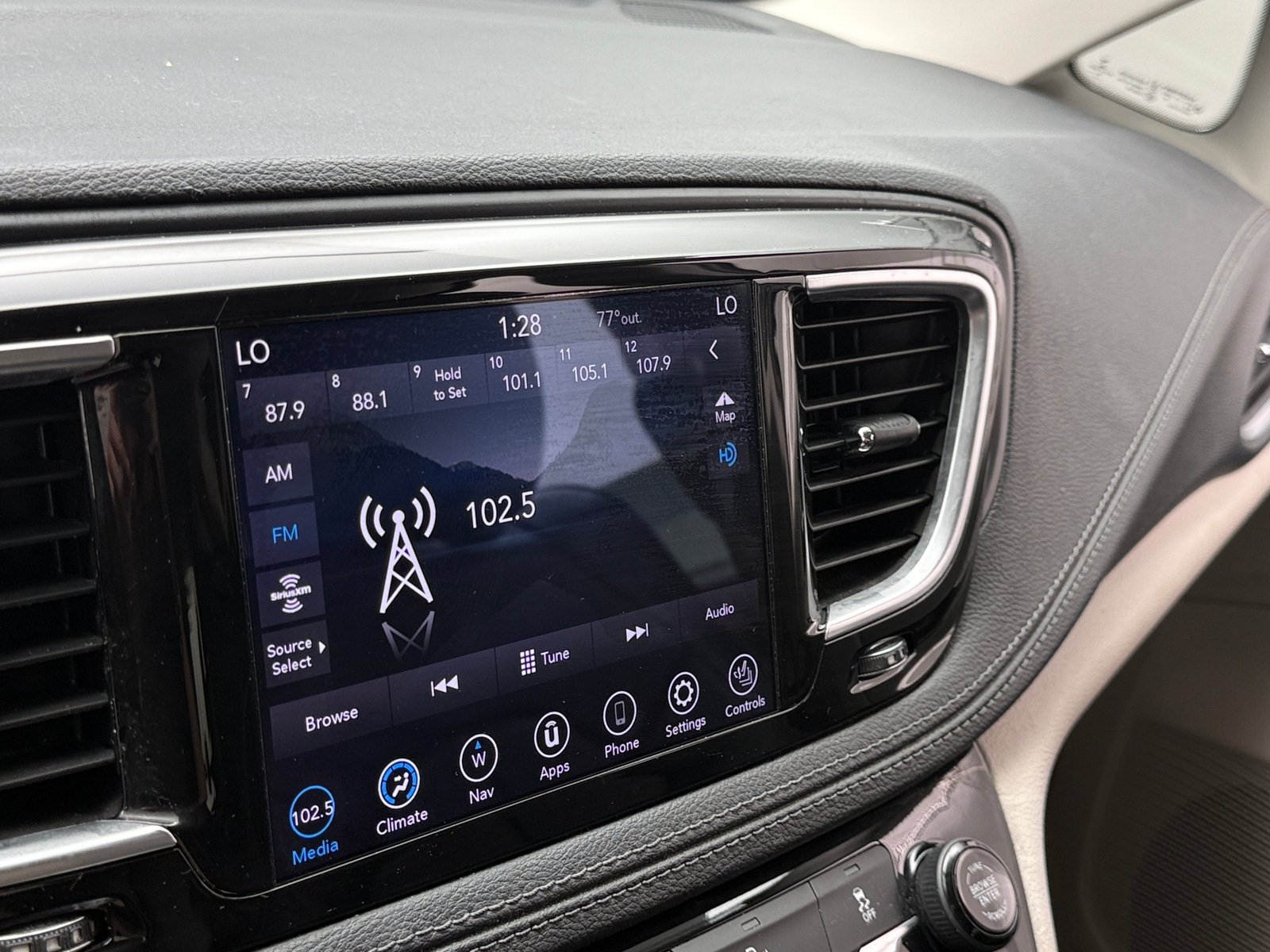 Thumbnail: 2020 Chrysler Pacifica - 3