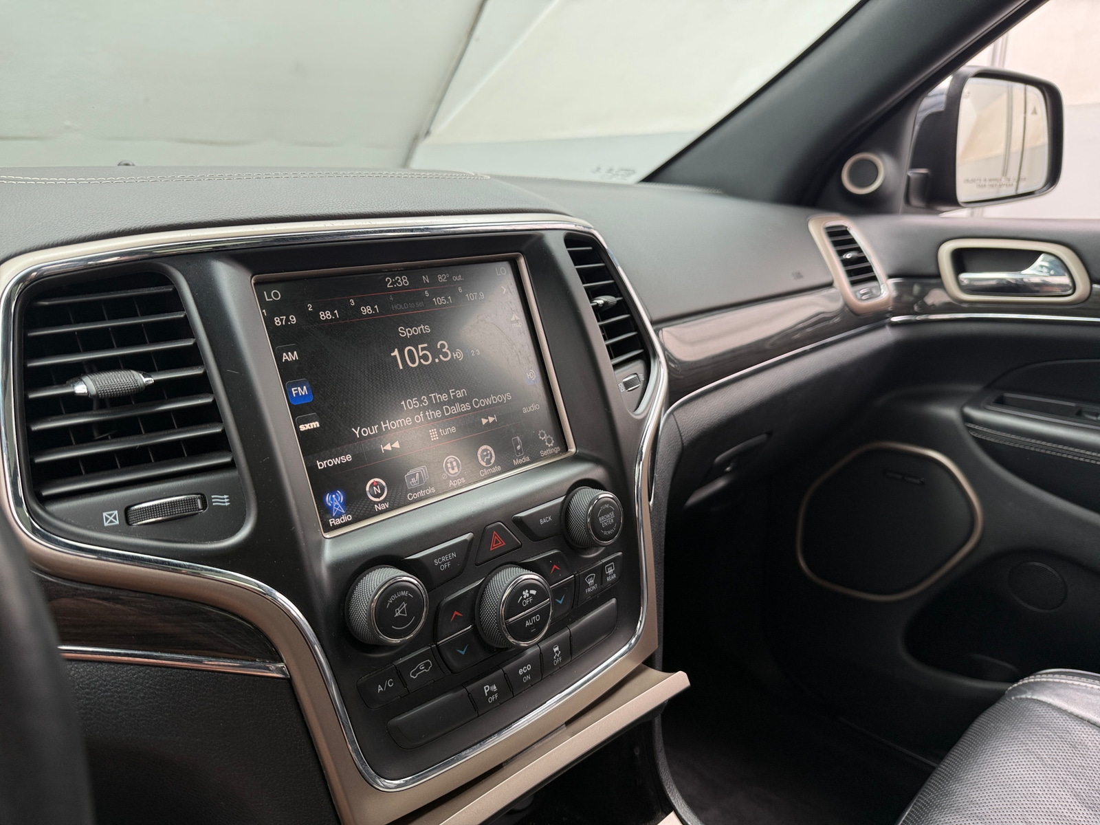 Thumbnail: 2015 Jeep Grand Cherokee - 3