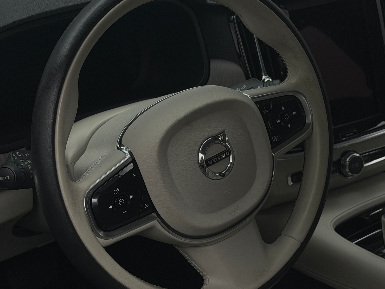 Thumbnail: 2023 Volvo S90 - 4