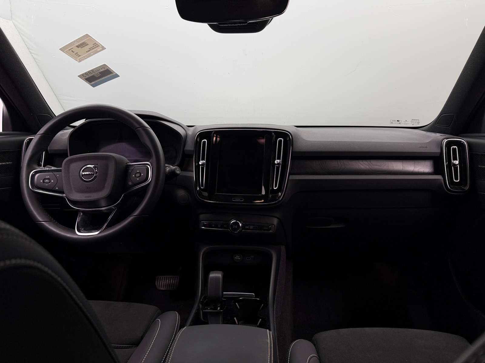 Thumbnail: 2023 Volvo XC40 - 2