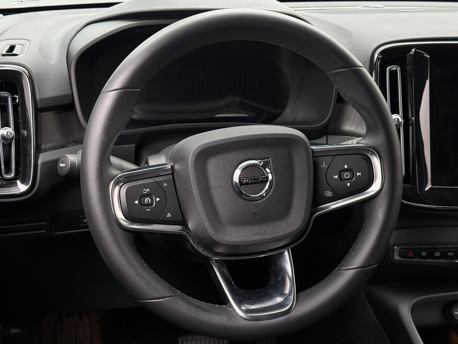 Thumbnail: 2023 Volvo XC40 - 4