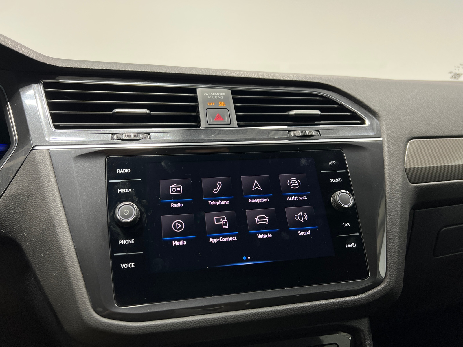 Thumbnail: 2022 Volkswagen Tiguan - 3