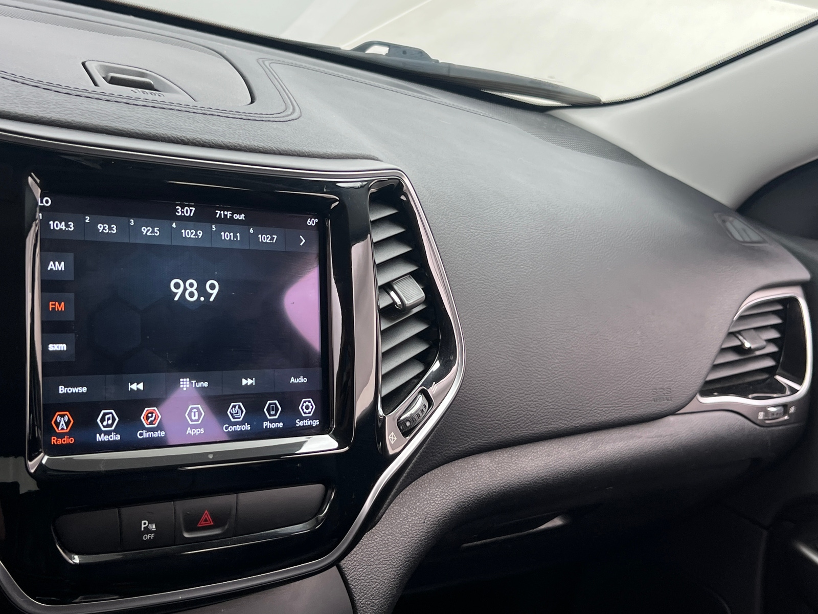 Thumbnail: 2019 Jeep Cherokee - 3