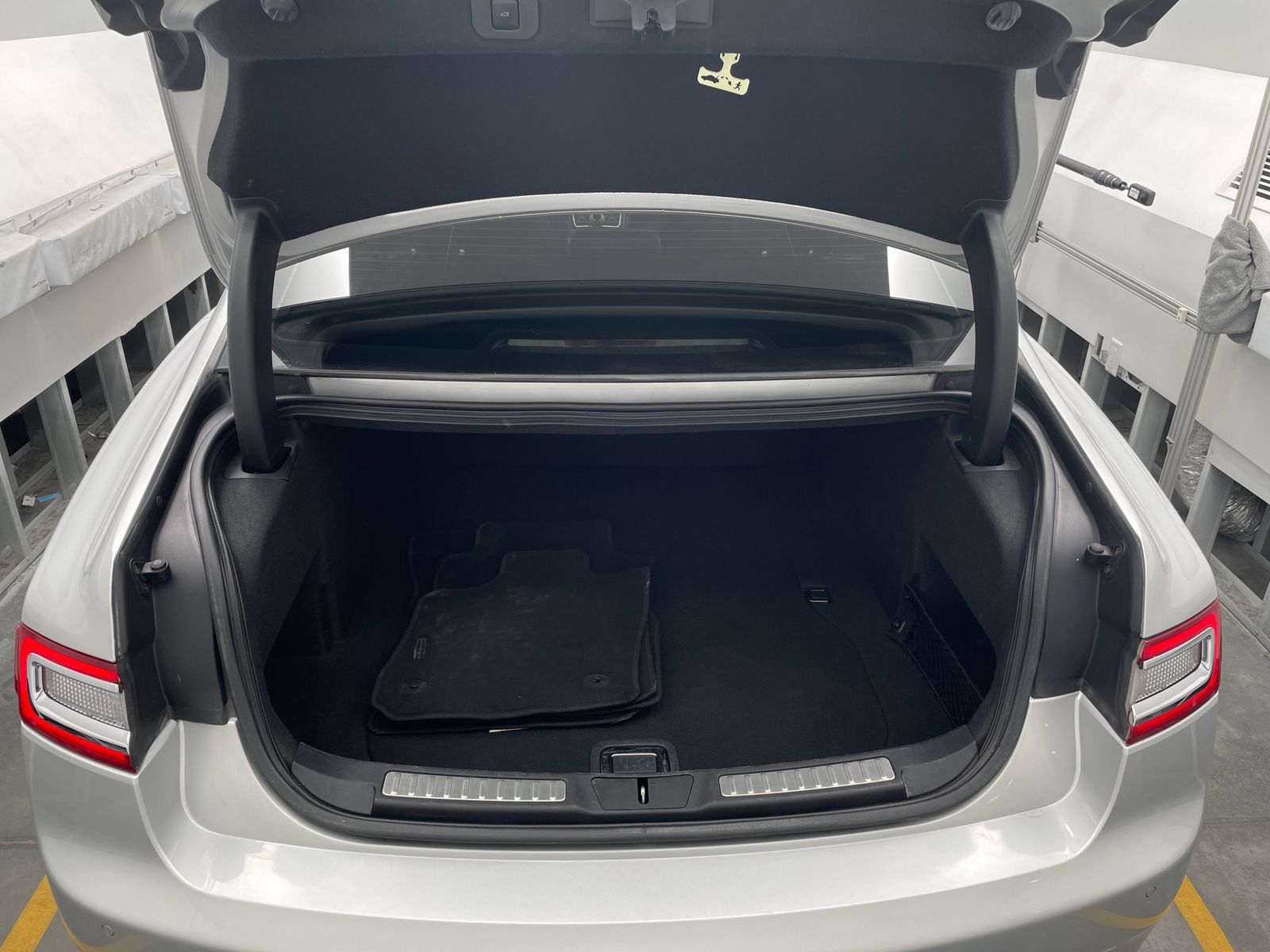 Thumbnail: 2018 Lincoln Continental - 6