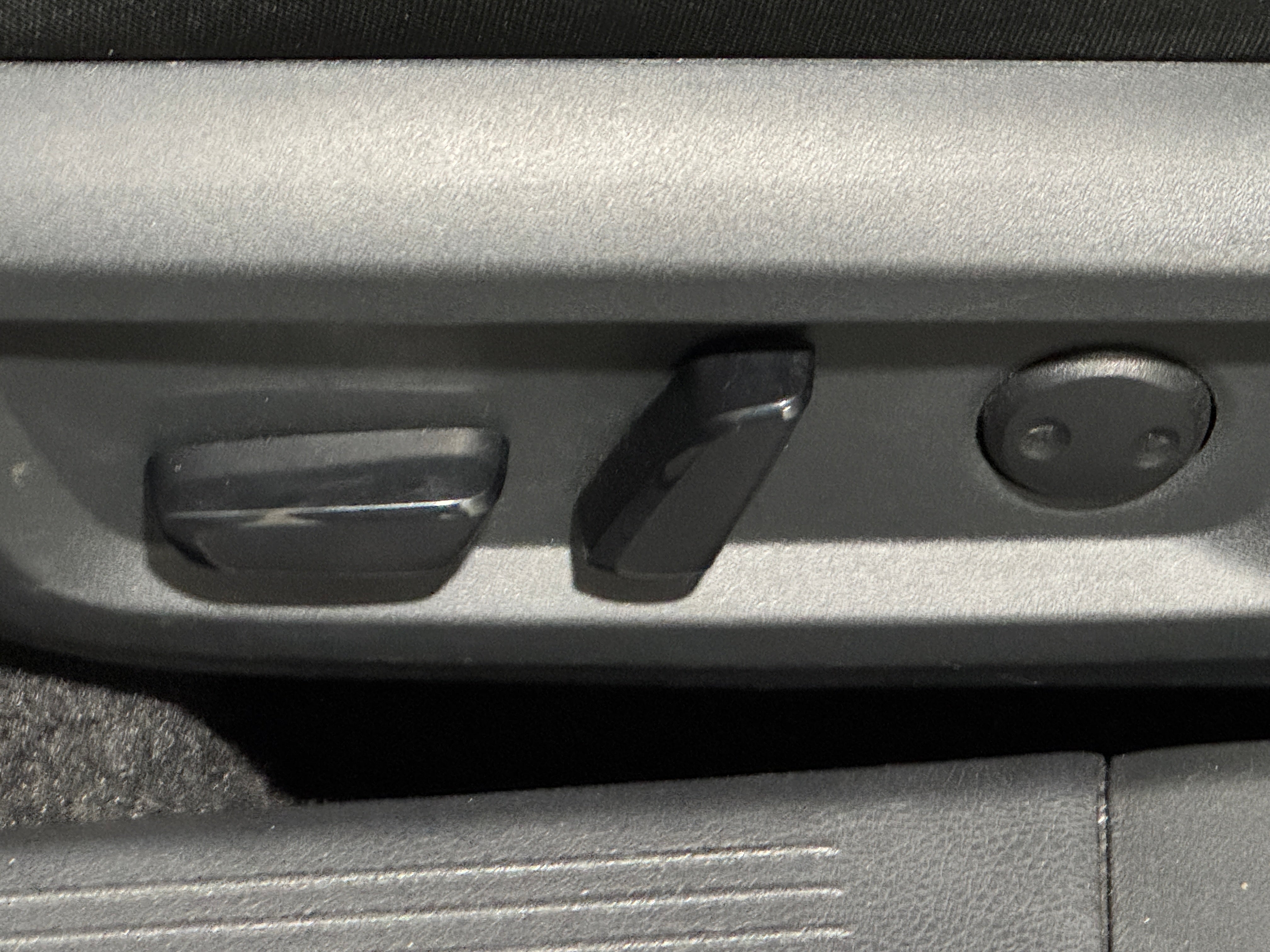 2025 Nissan Rogue SV - Photo 13